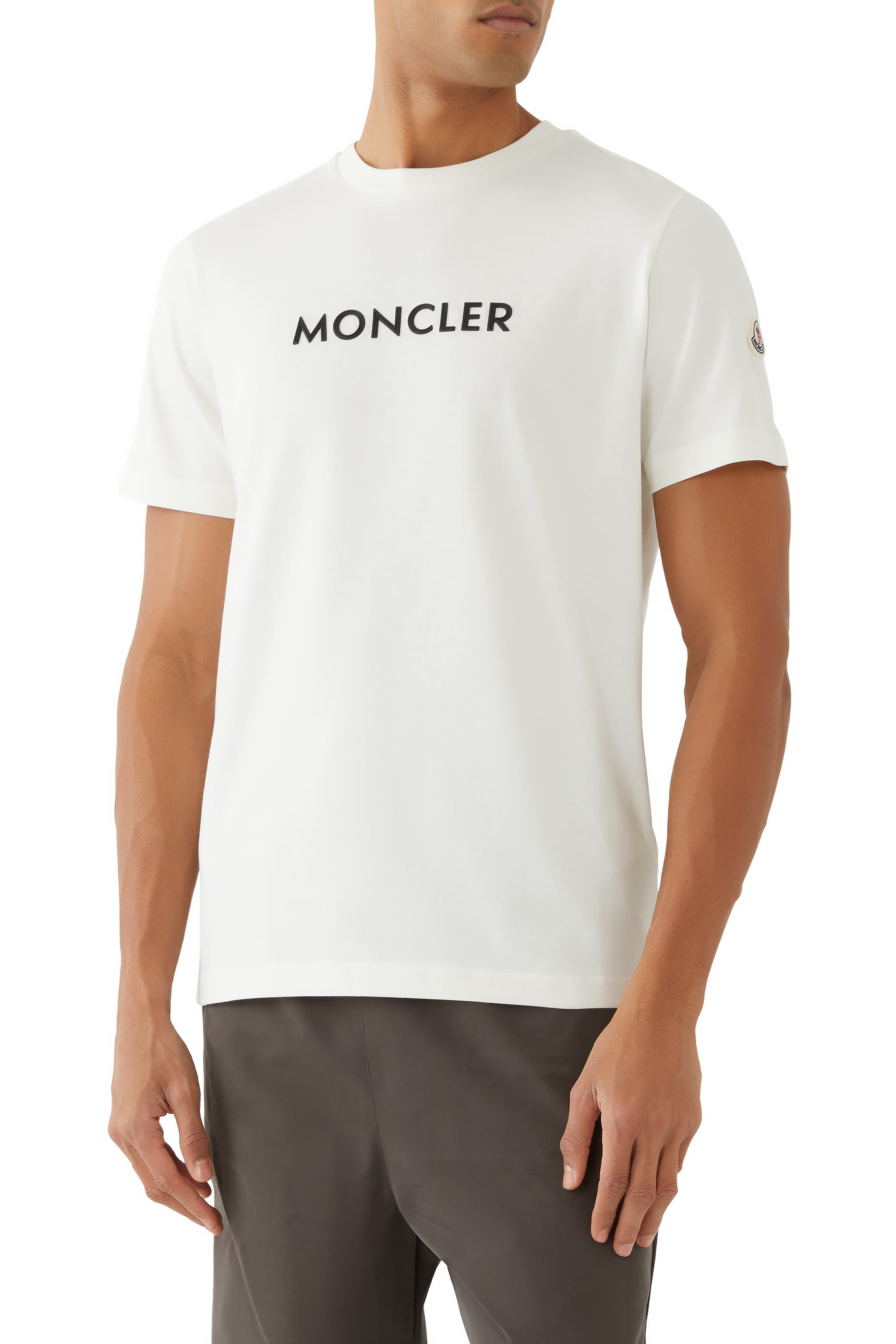 تيشيرت بأكمام قصيرة وشعار الماركة