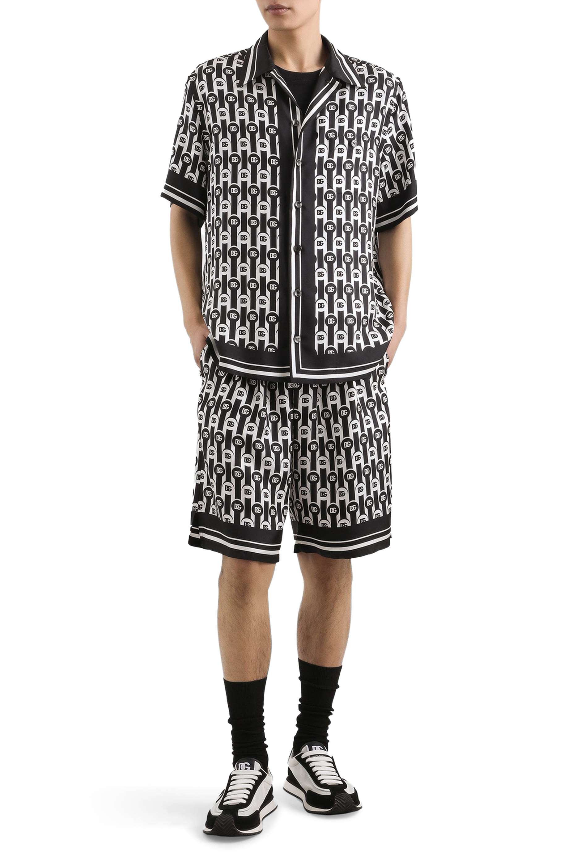 شورت بنقشة شعار الماركة