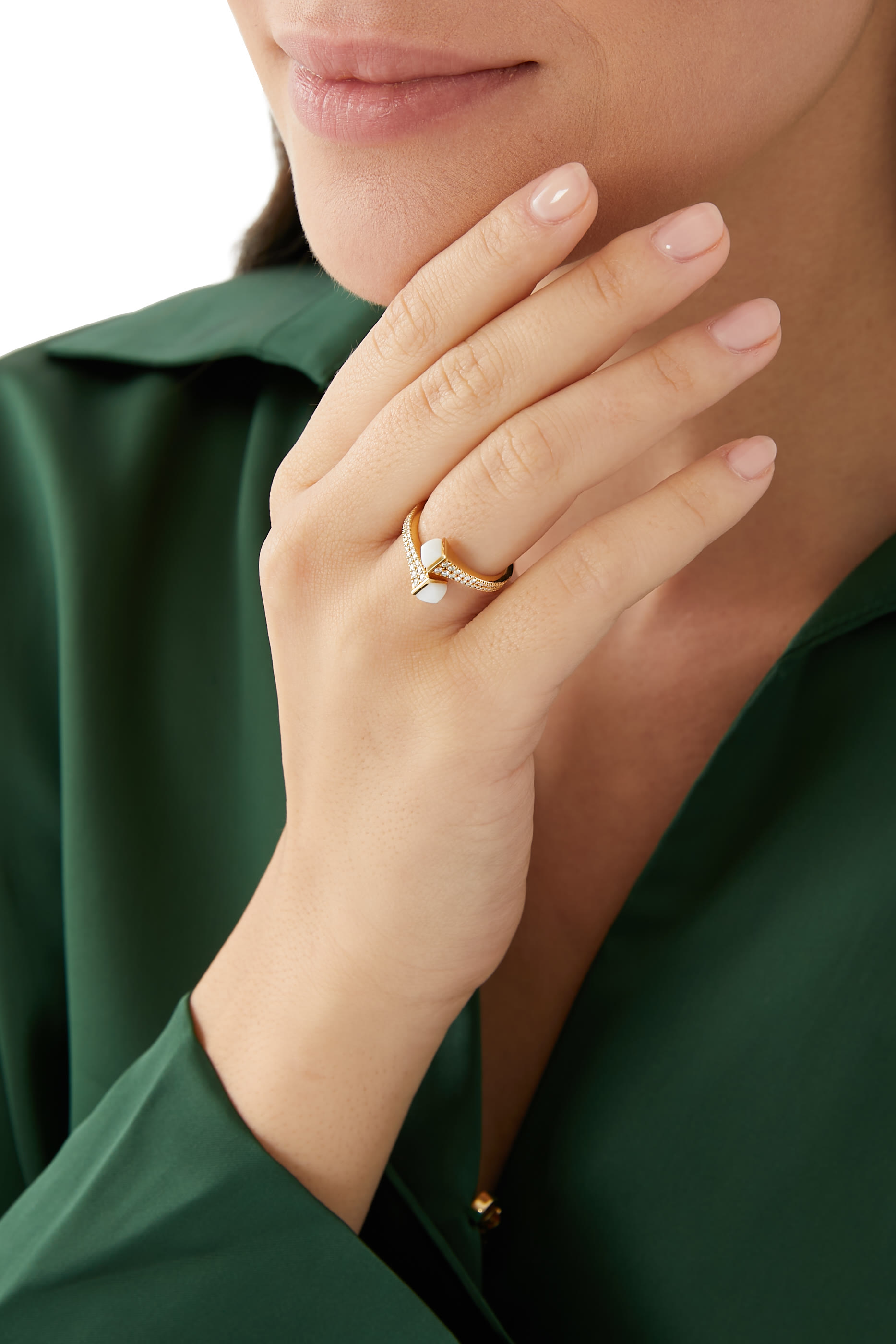 خاتم كليو بتصميم ملفوف مرصع بالماس والعقيق ذهب أصفر عيار 18