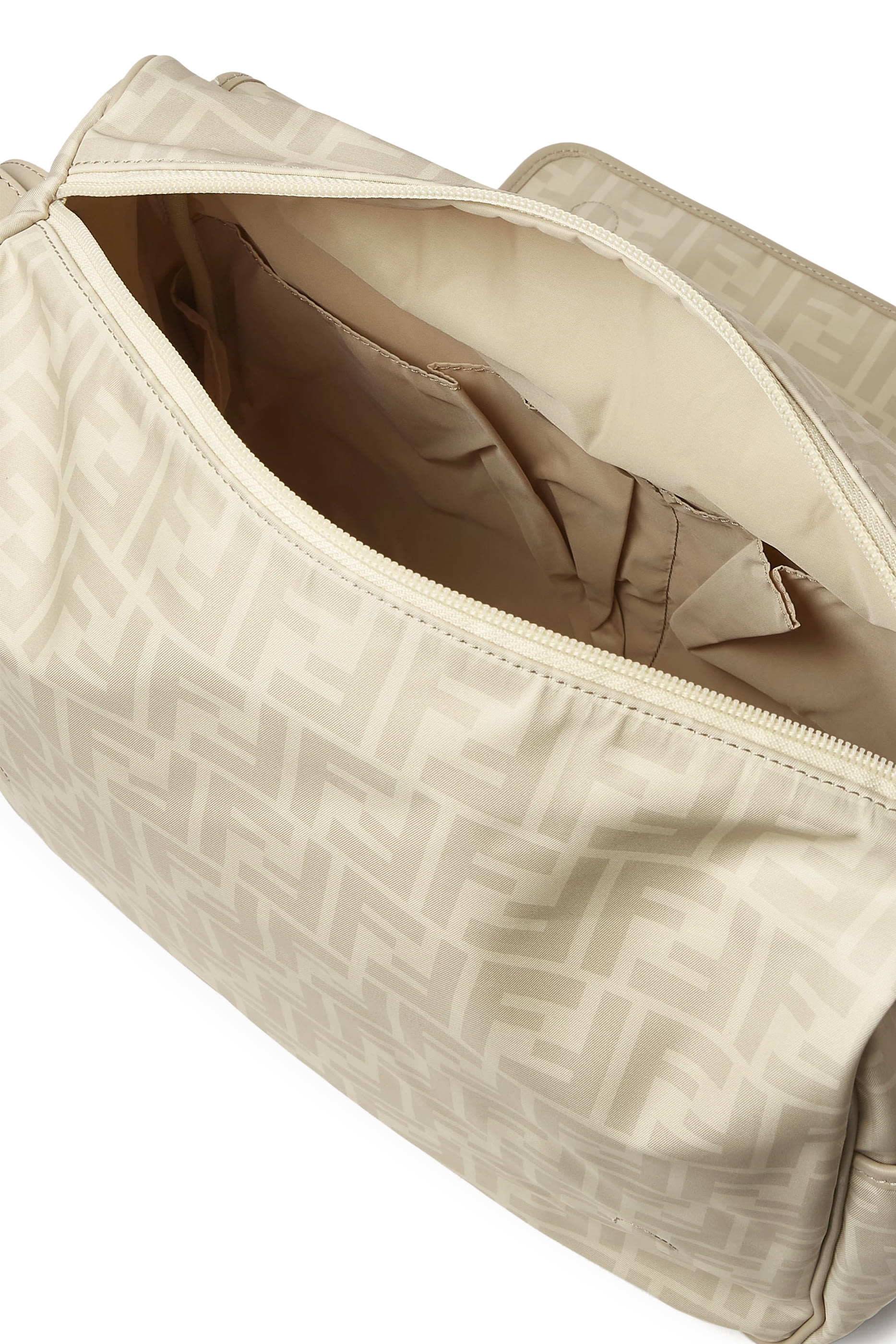 حقيبة مستلزمات أطفال مزينة بشعار الماركة