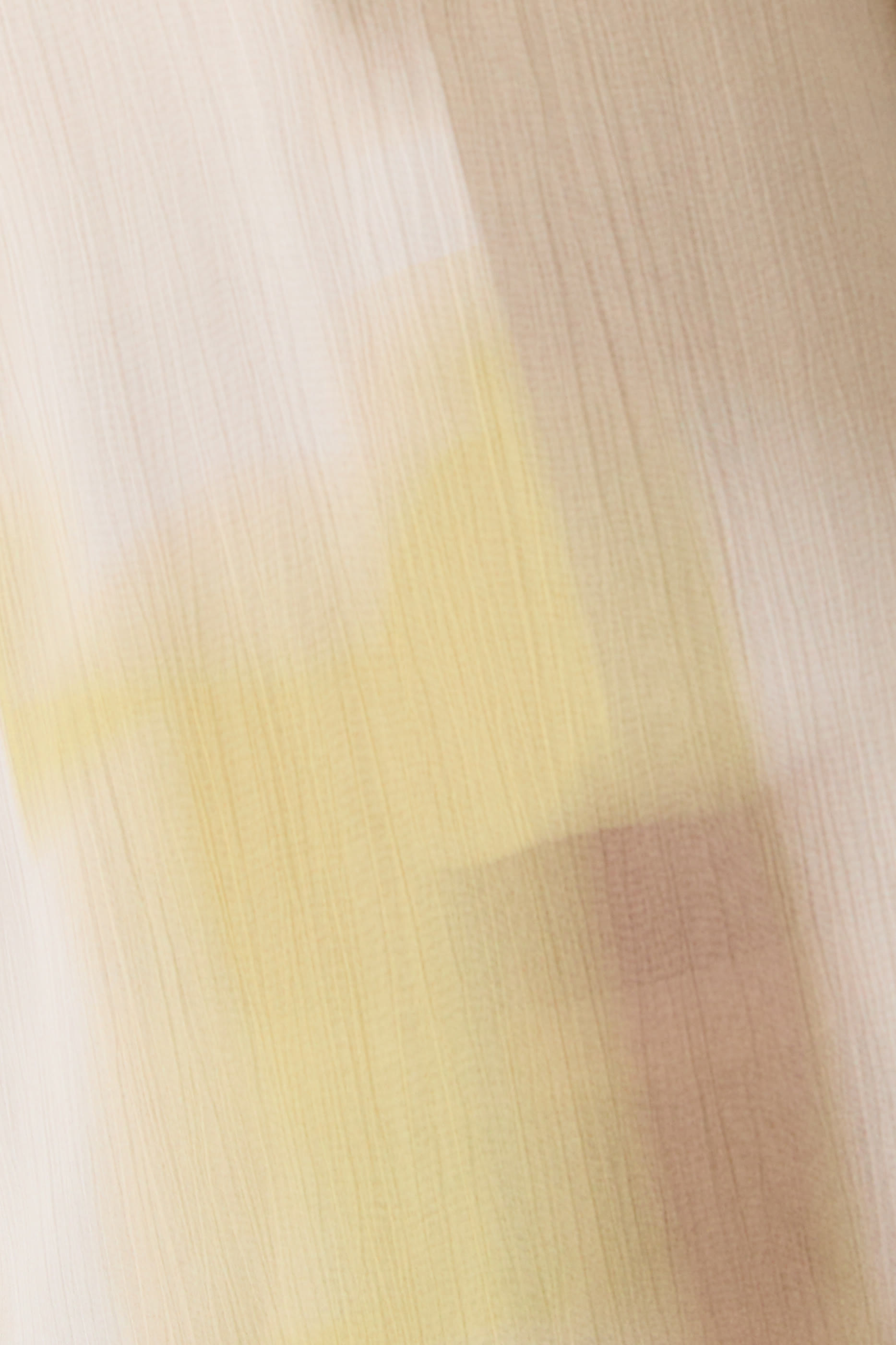 بلوزة بنقشة وكشكش