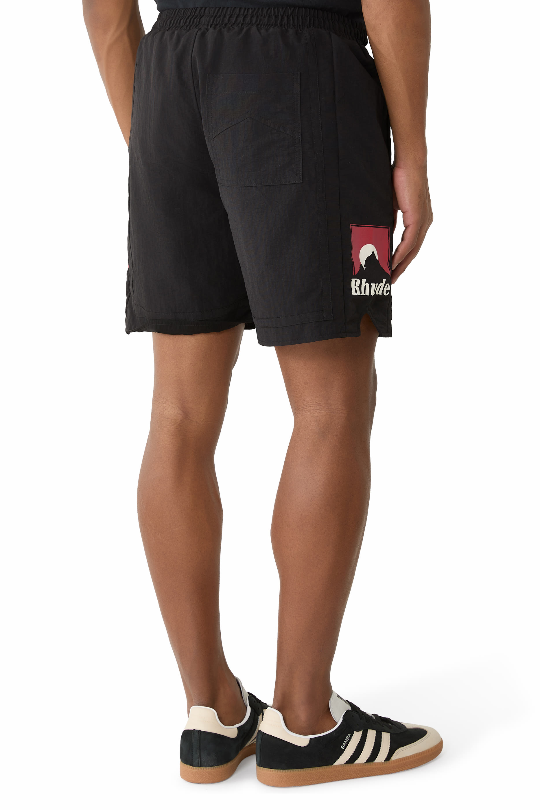 شورت بشعار الماركة