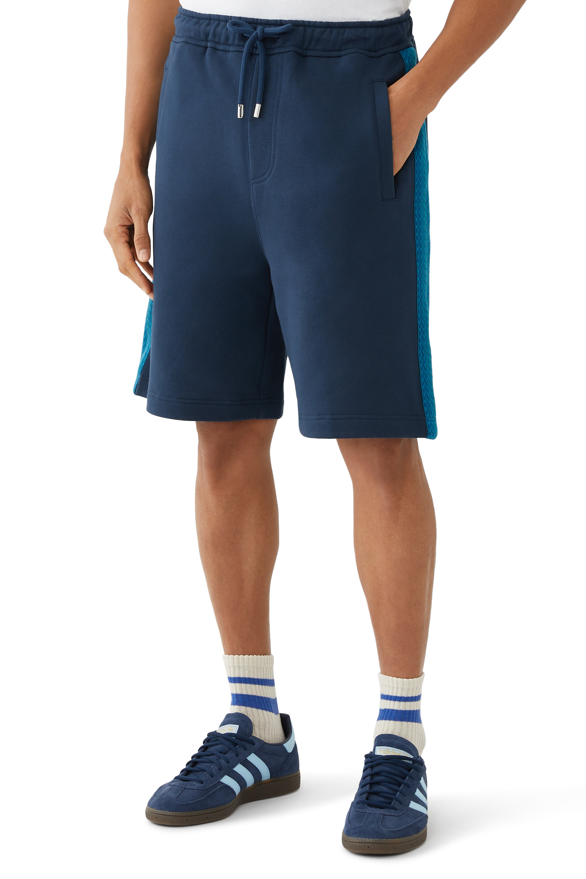 شورت بشعار الماركة على الجانب شورت بشعار الماركة على الجانب