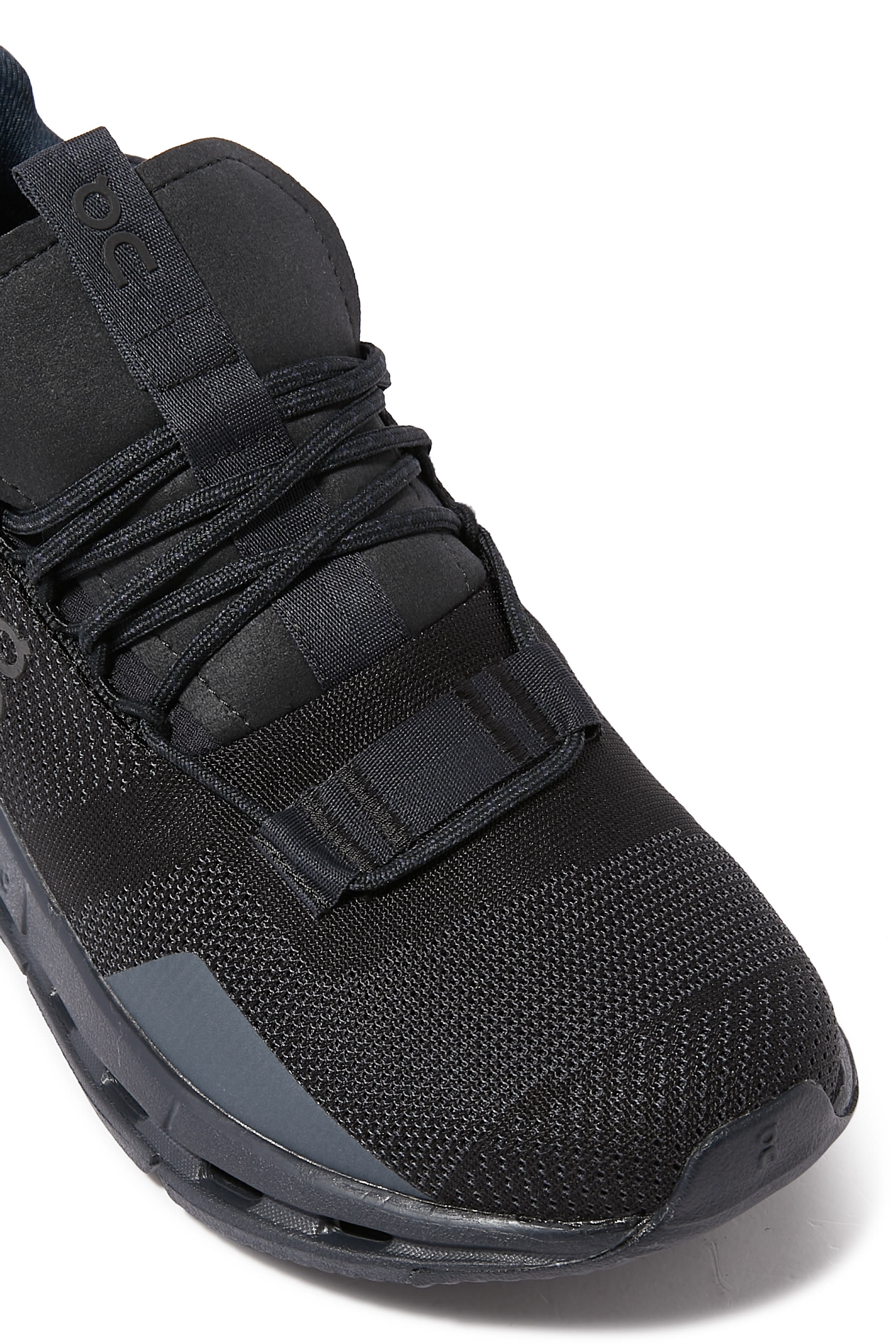 سنيكرز كلاودنوفا للنساء