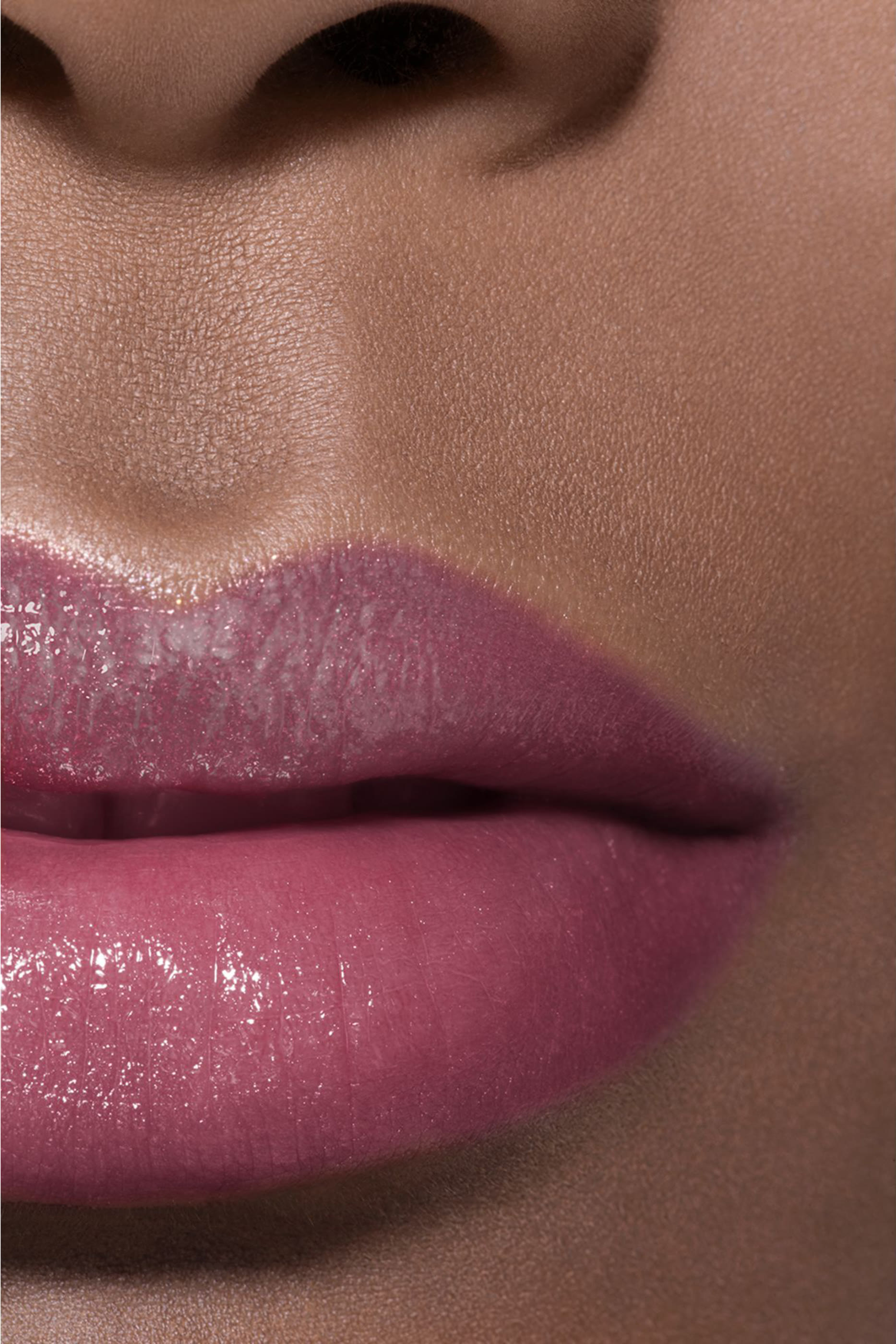 مرطب شفاه ملون Chanel Rouge Coco Baume Shine Hydrating Beautifying