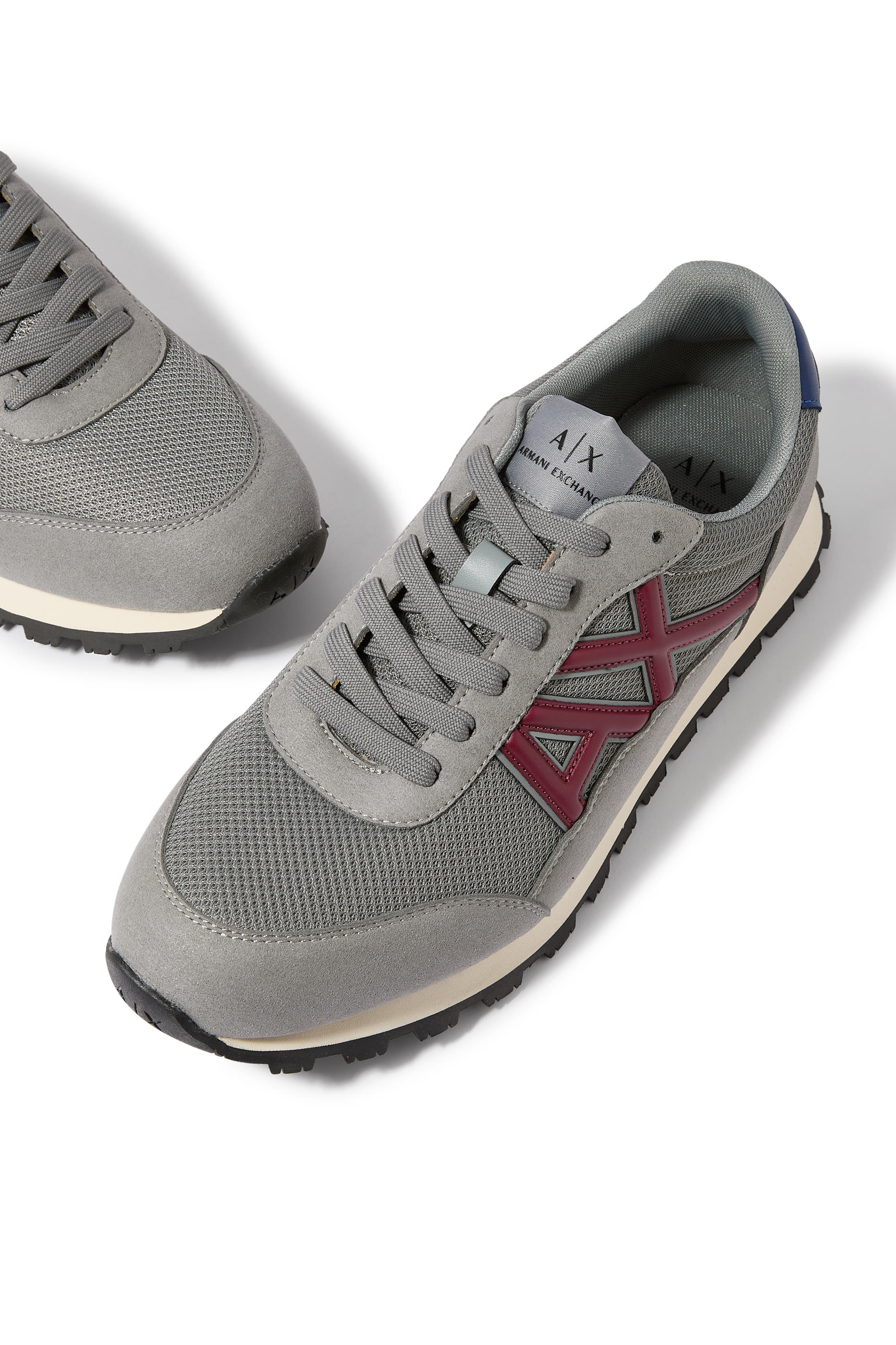 سنيكرز بكاحل منخفض ونقشة شعار الماركة على الجانب