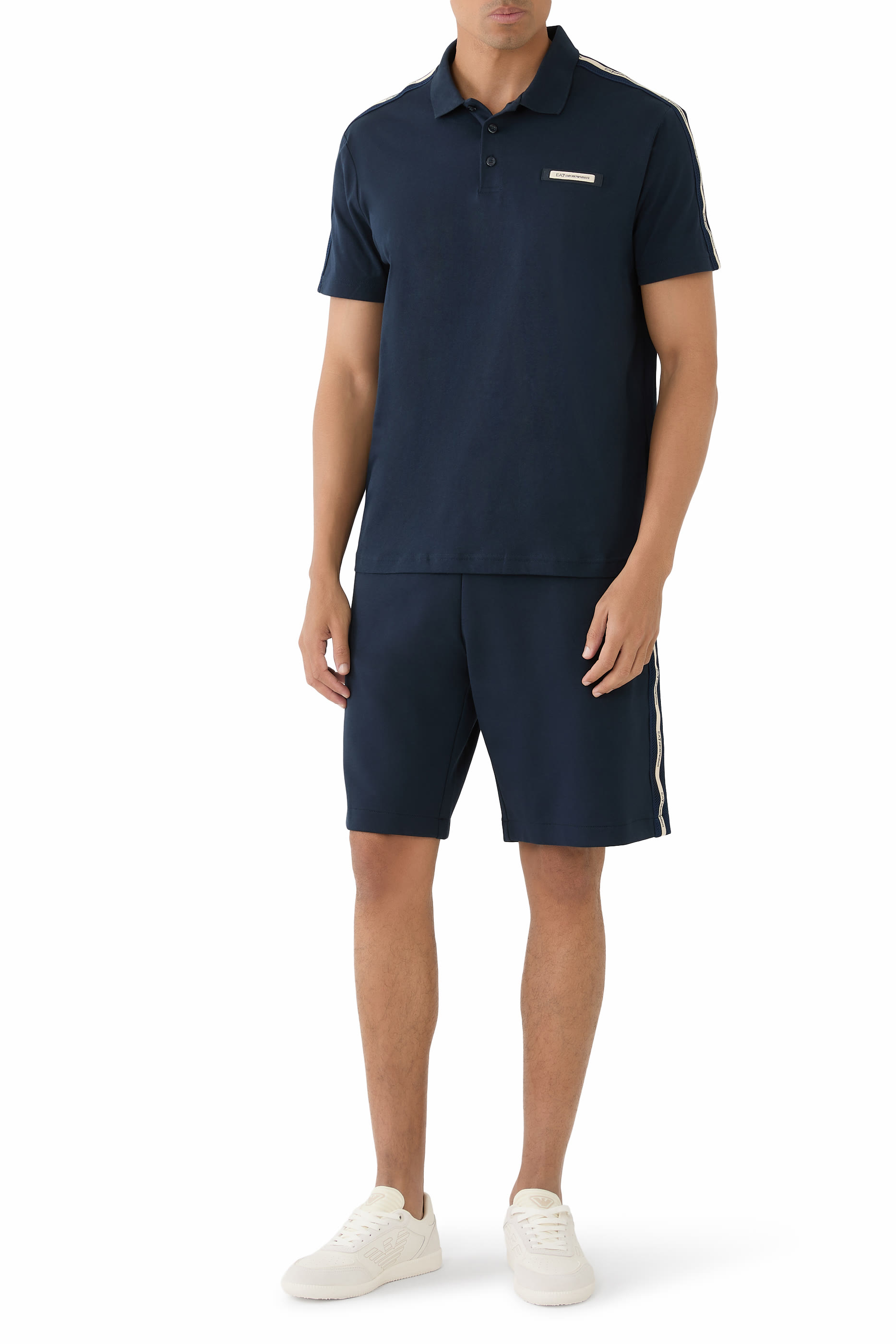 شورت بخطوط بشعار الماركة عند الجانب