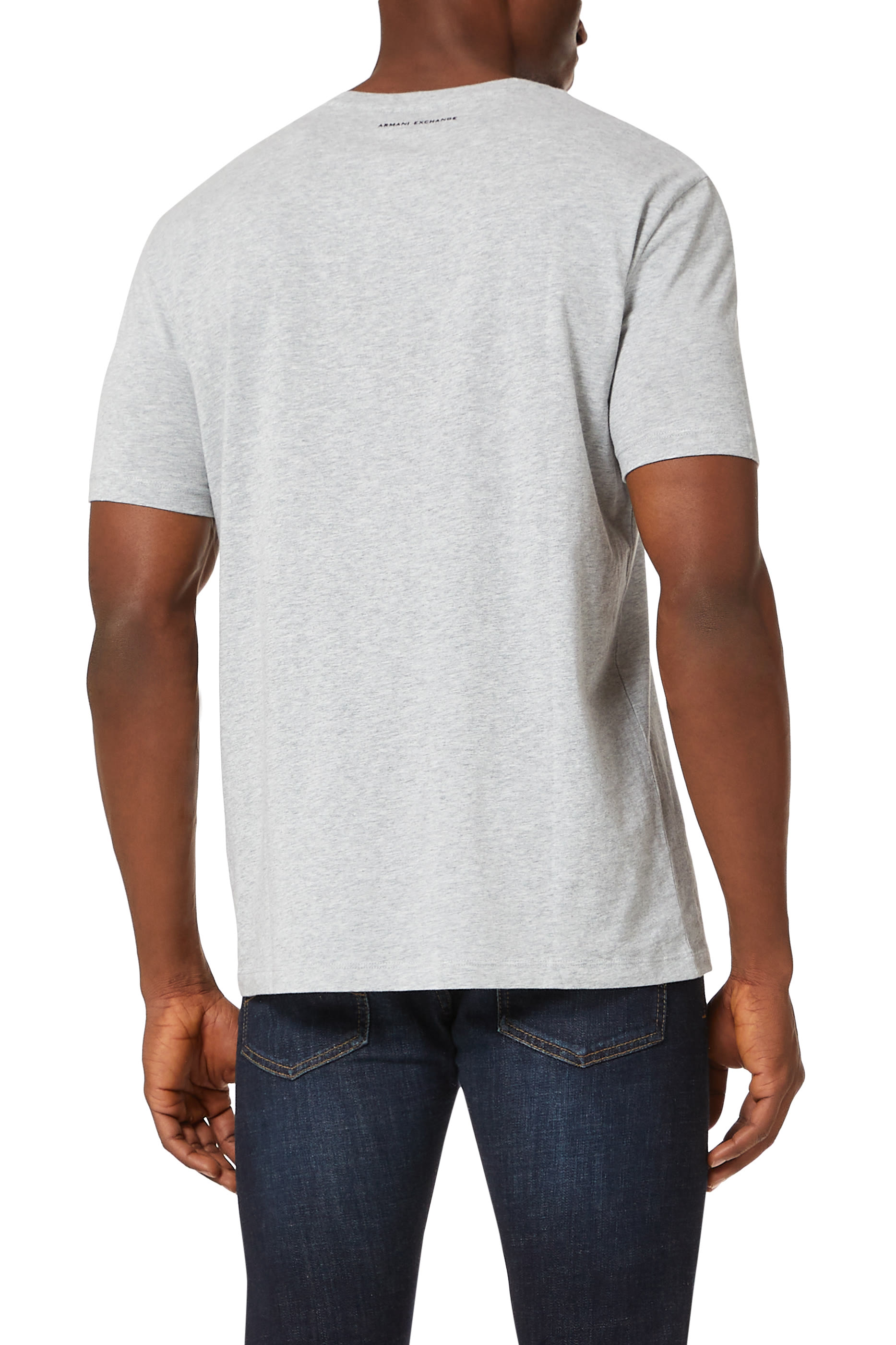 تيشيرت بطبعة شعار الماركة بنقشة مثلثات