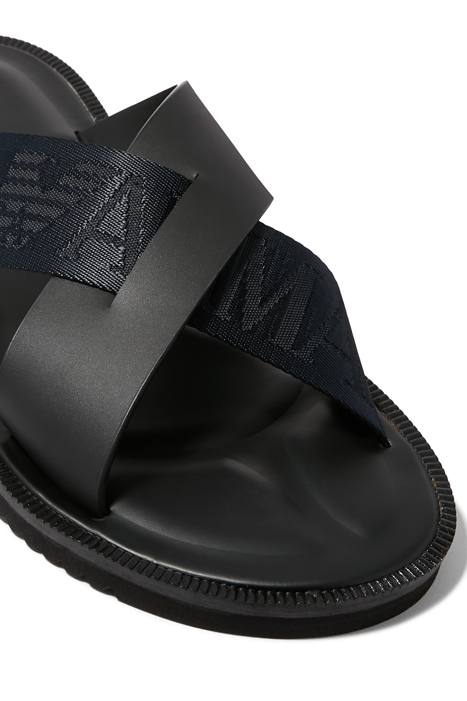 حذاء خفيف بسيور متقاطعة بشعار الماركة