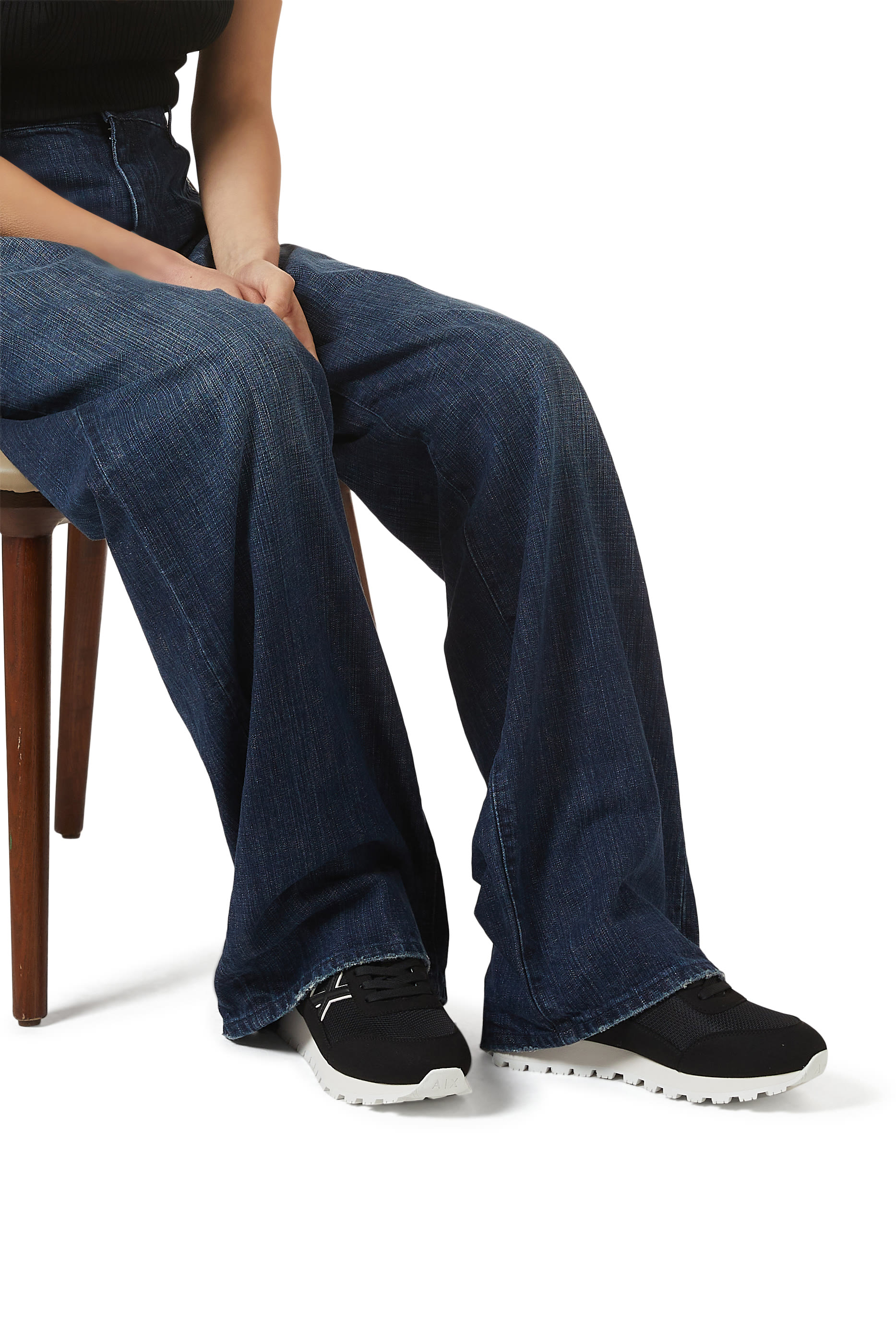 سنيكرز دروب بشعار الماركة على الجانب