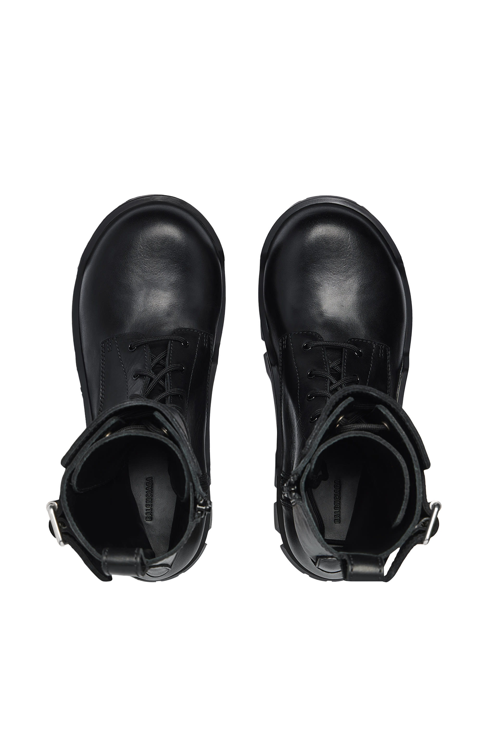 بوت بتصميم عسكري بأريطة ونعل سميك مجوف