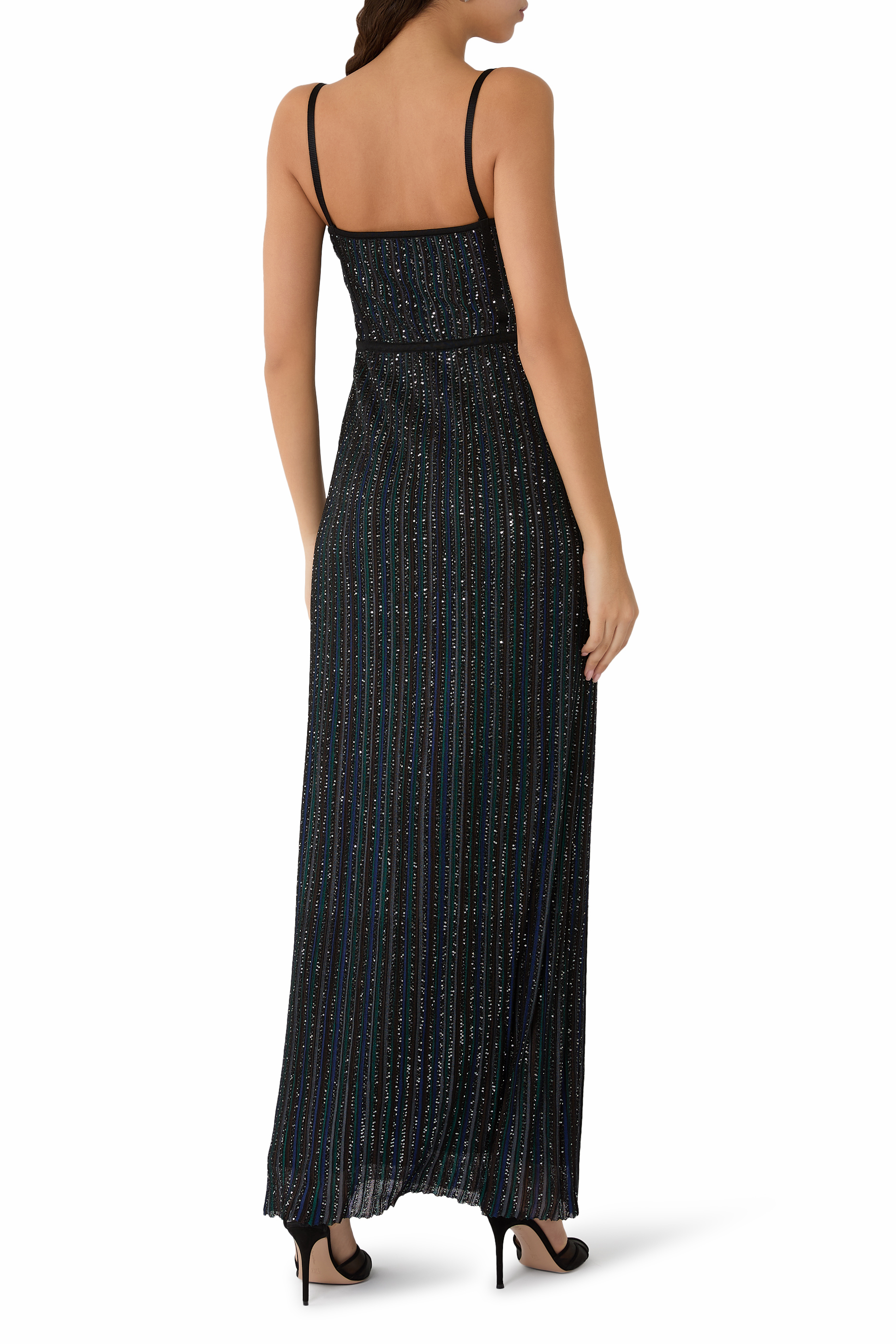 فستان بأكمام طويلة مزين بخطوط لاميه