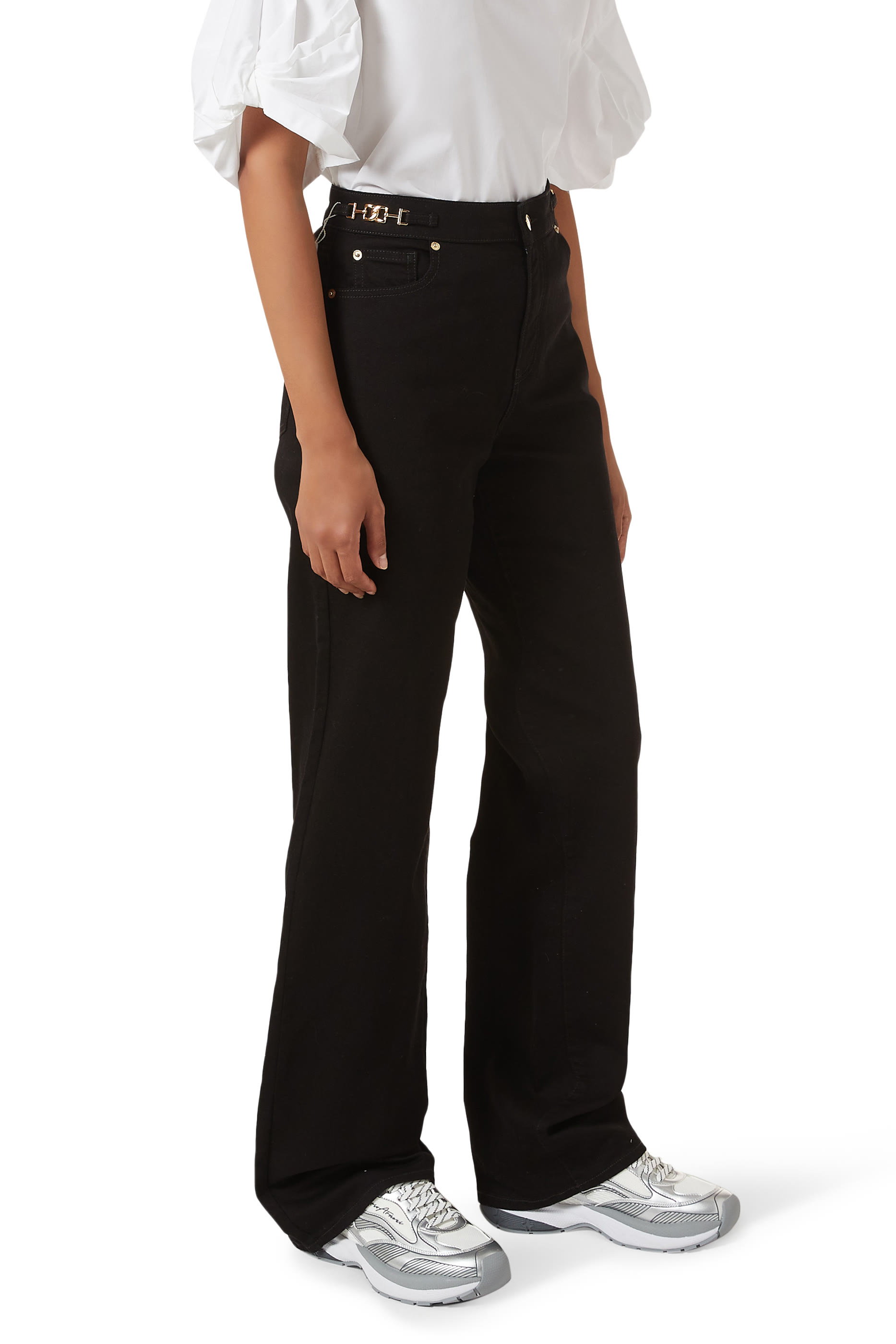 سنيكرز بشعار الماركة قماش شبكي وتفاصيل لامعة