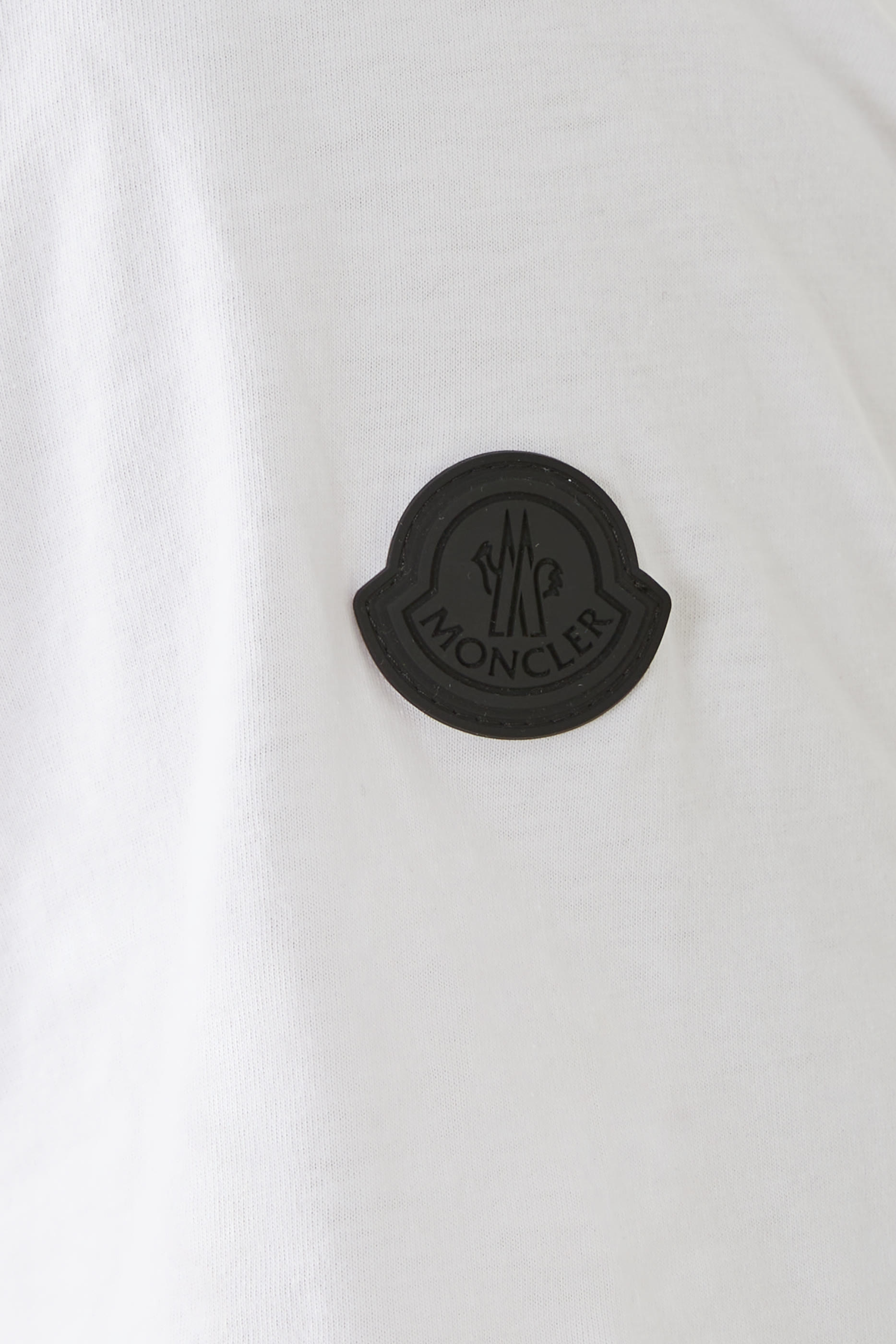 تيشيرت بياقة ضيقة ونقشة شعار الماركة