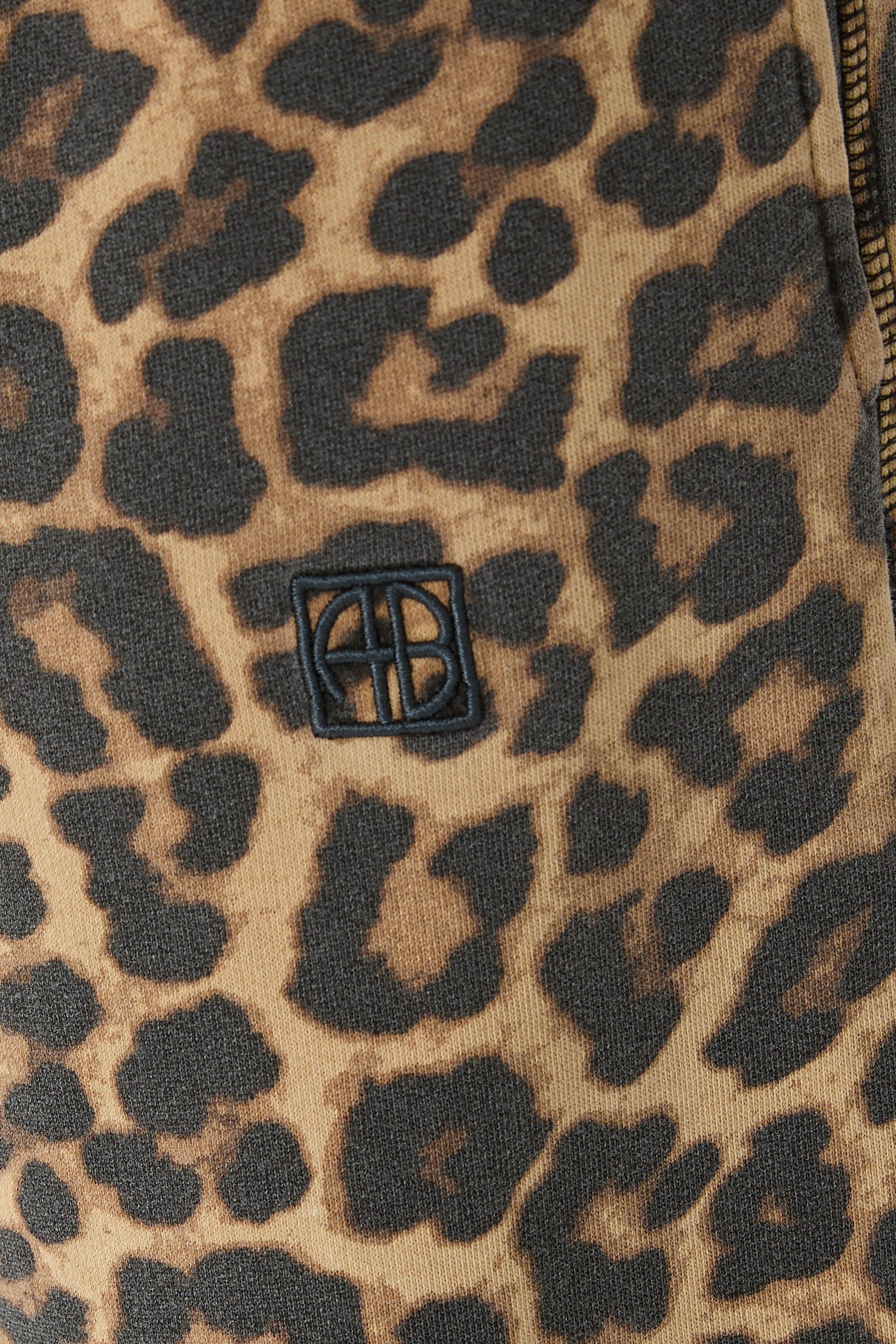 بنطال كارتر رياضي بحروف شعار الماركة