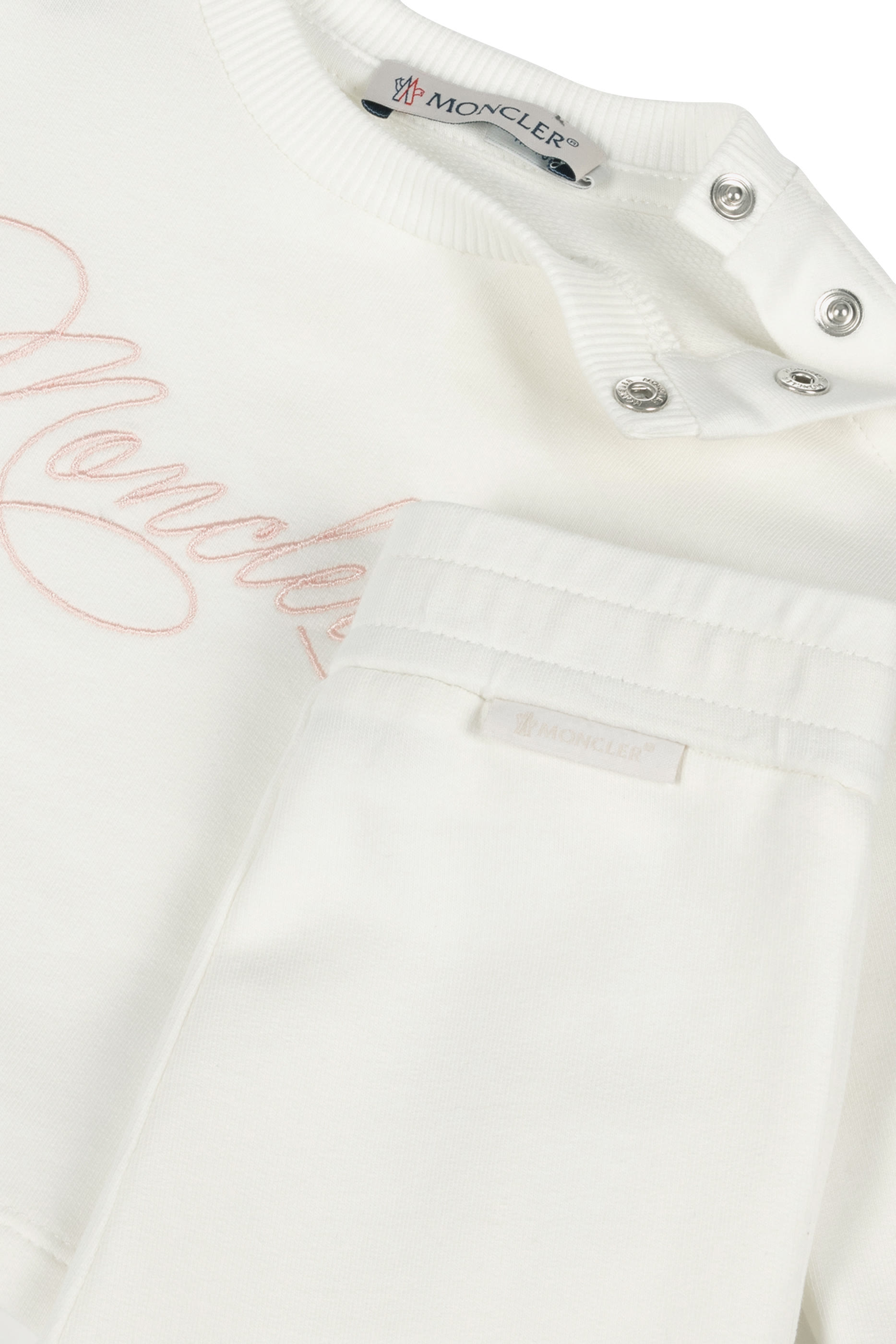 طقم بشعار الماركة مطرز بخط يدوي قطن للأطفال