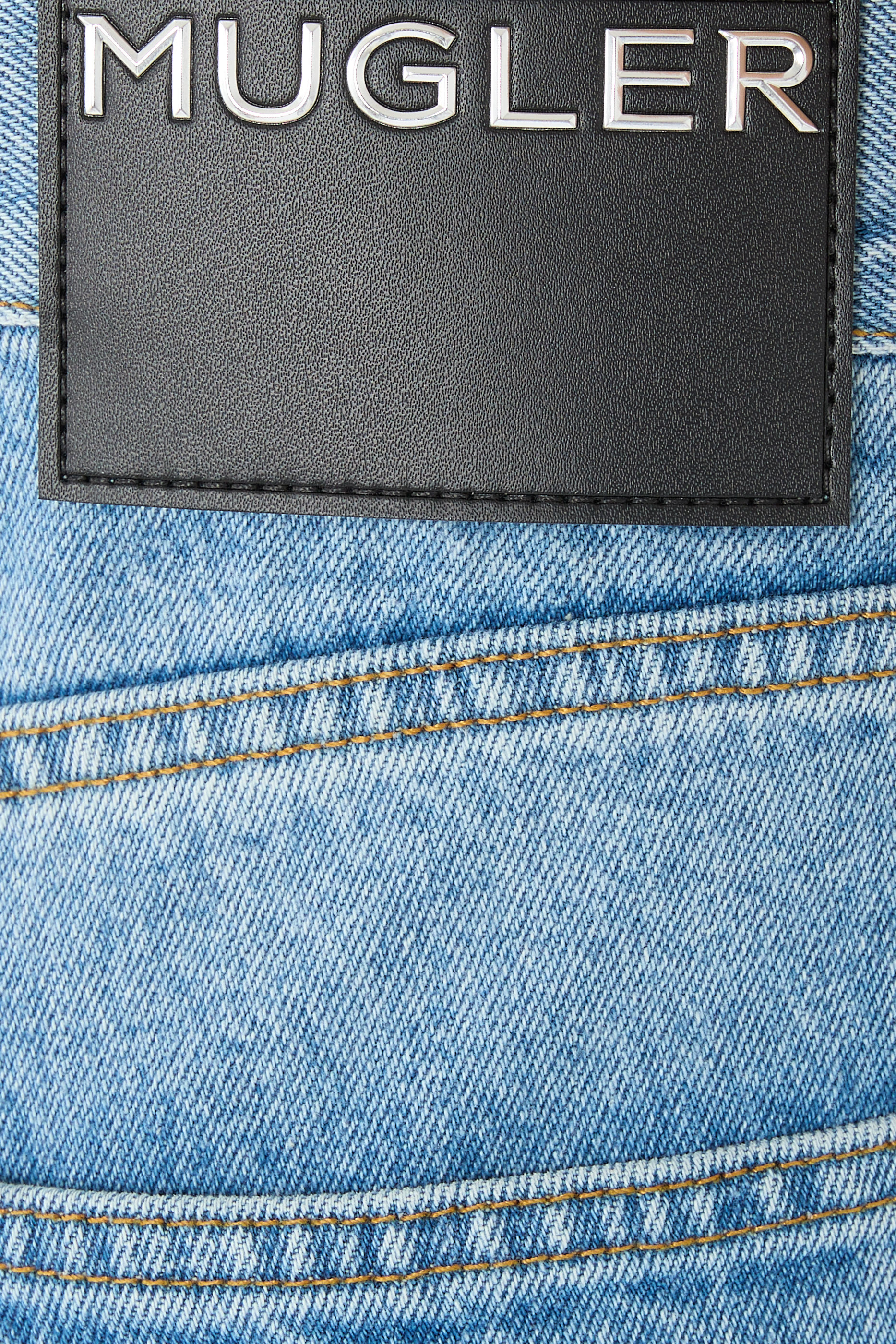 بنطال جينز بقصة ساق مستقيمة وشعار الماركة دنيم