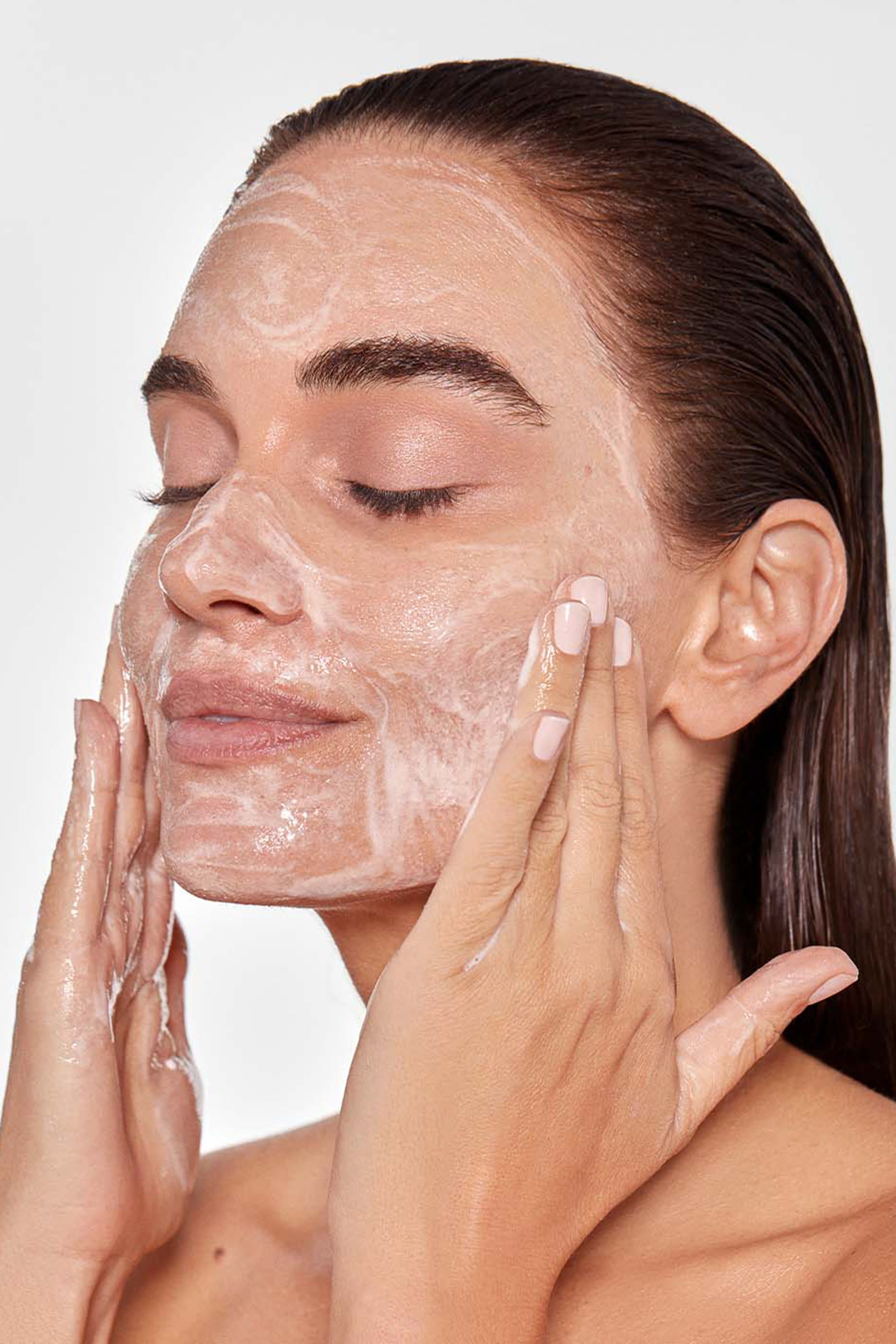 غسول مقشر بالإنزيمات