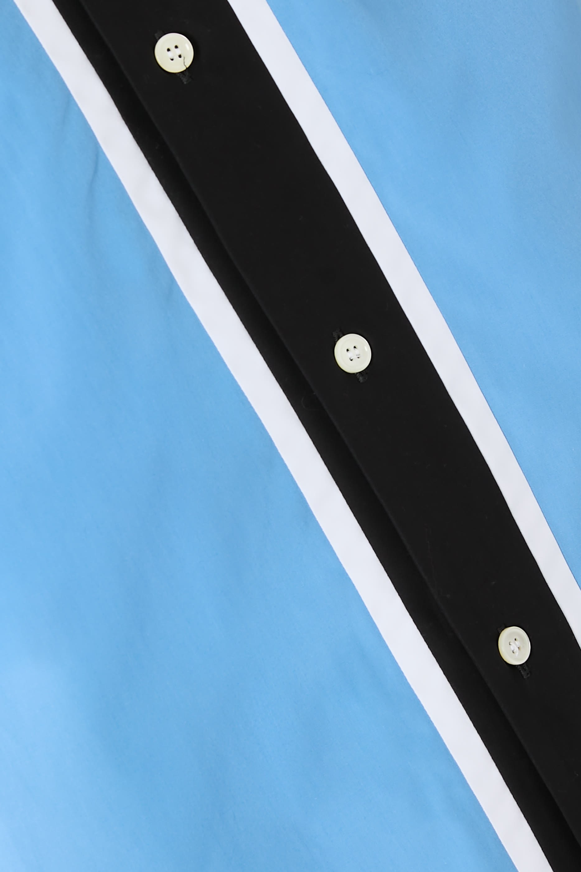 قميص بأكمام قصيرة