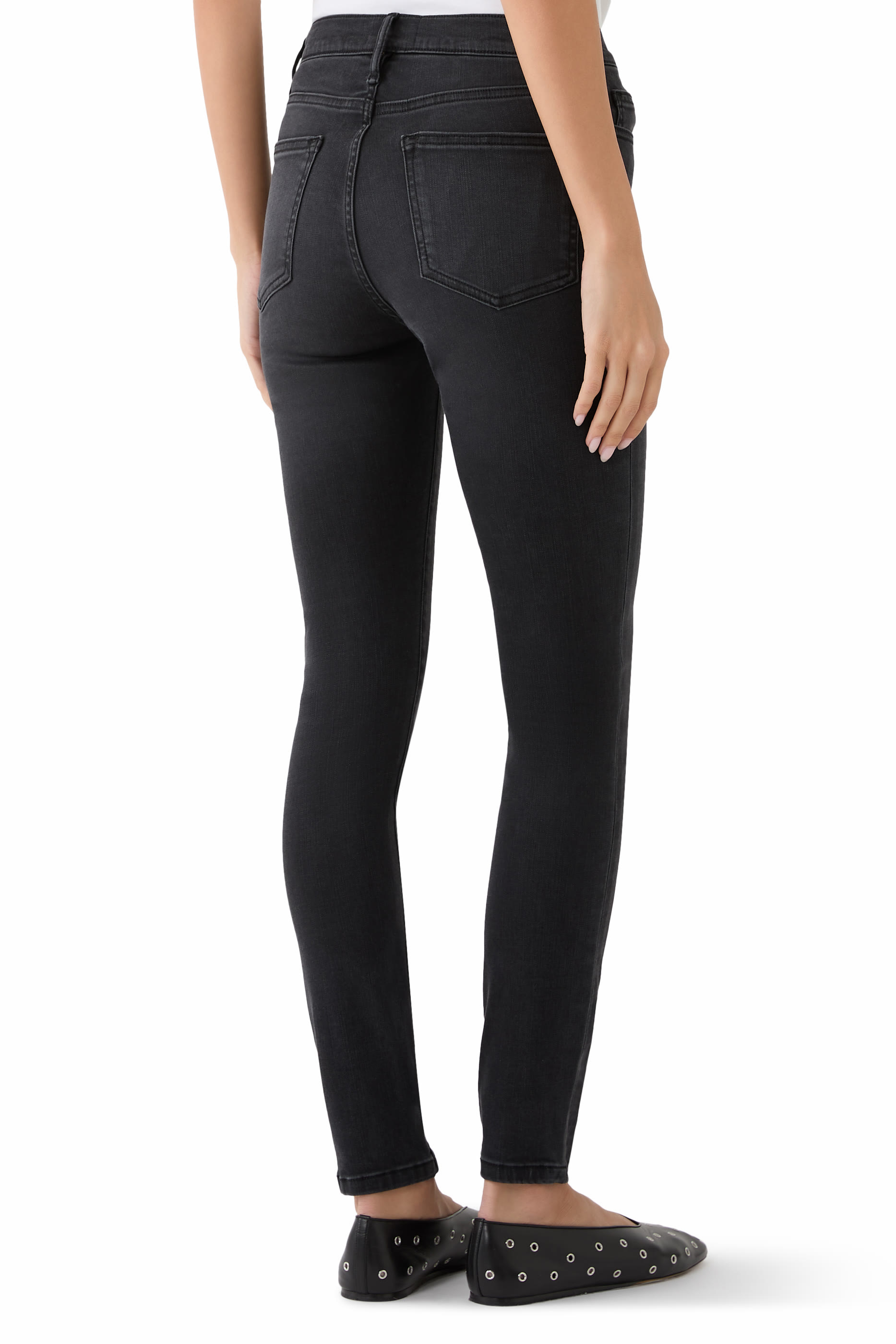 بنطال جينز بقضة ضيقة وخصر عال