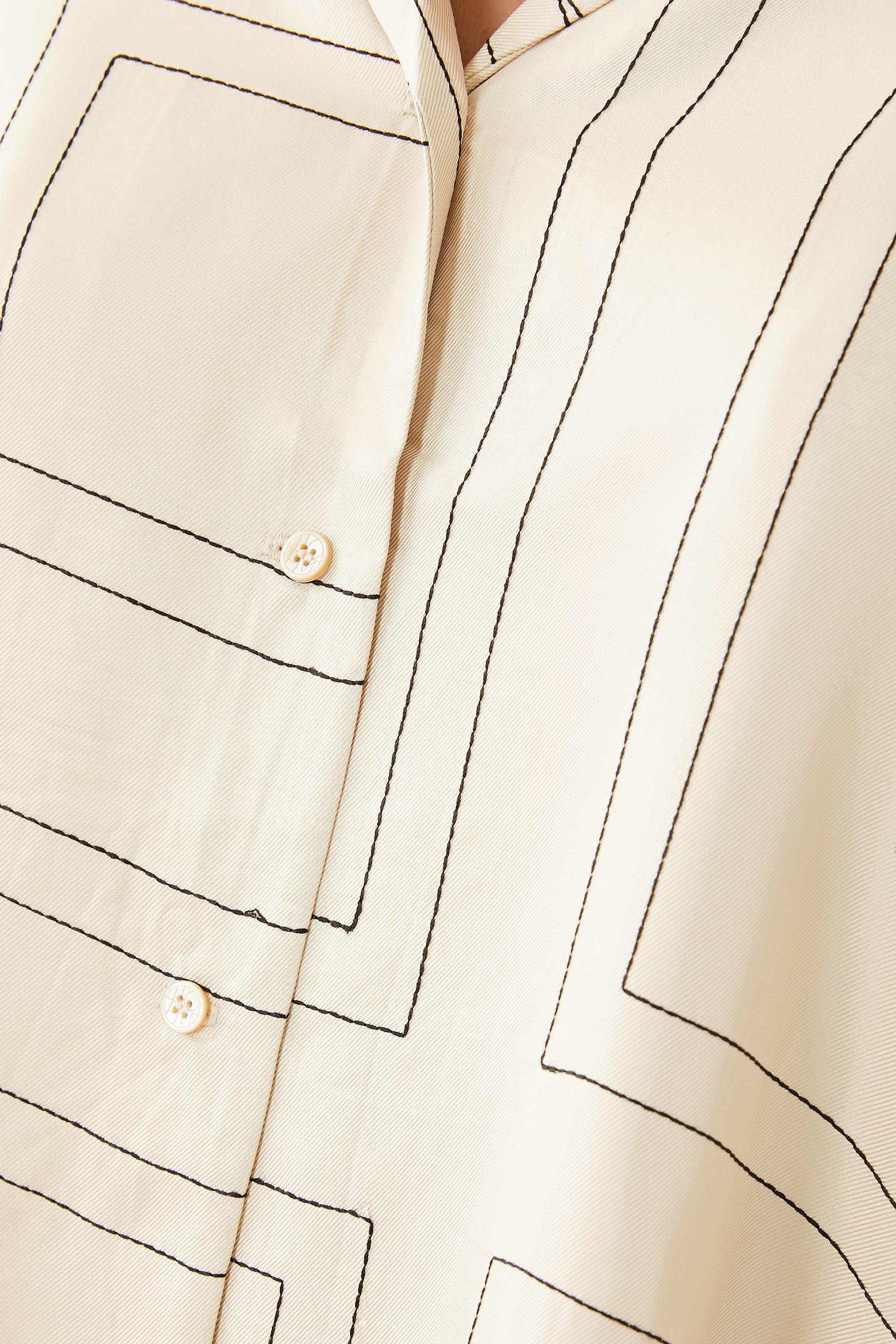 بلوزة بيجامة حرير بنقشة حروف شعار الماركة