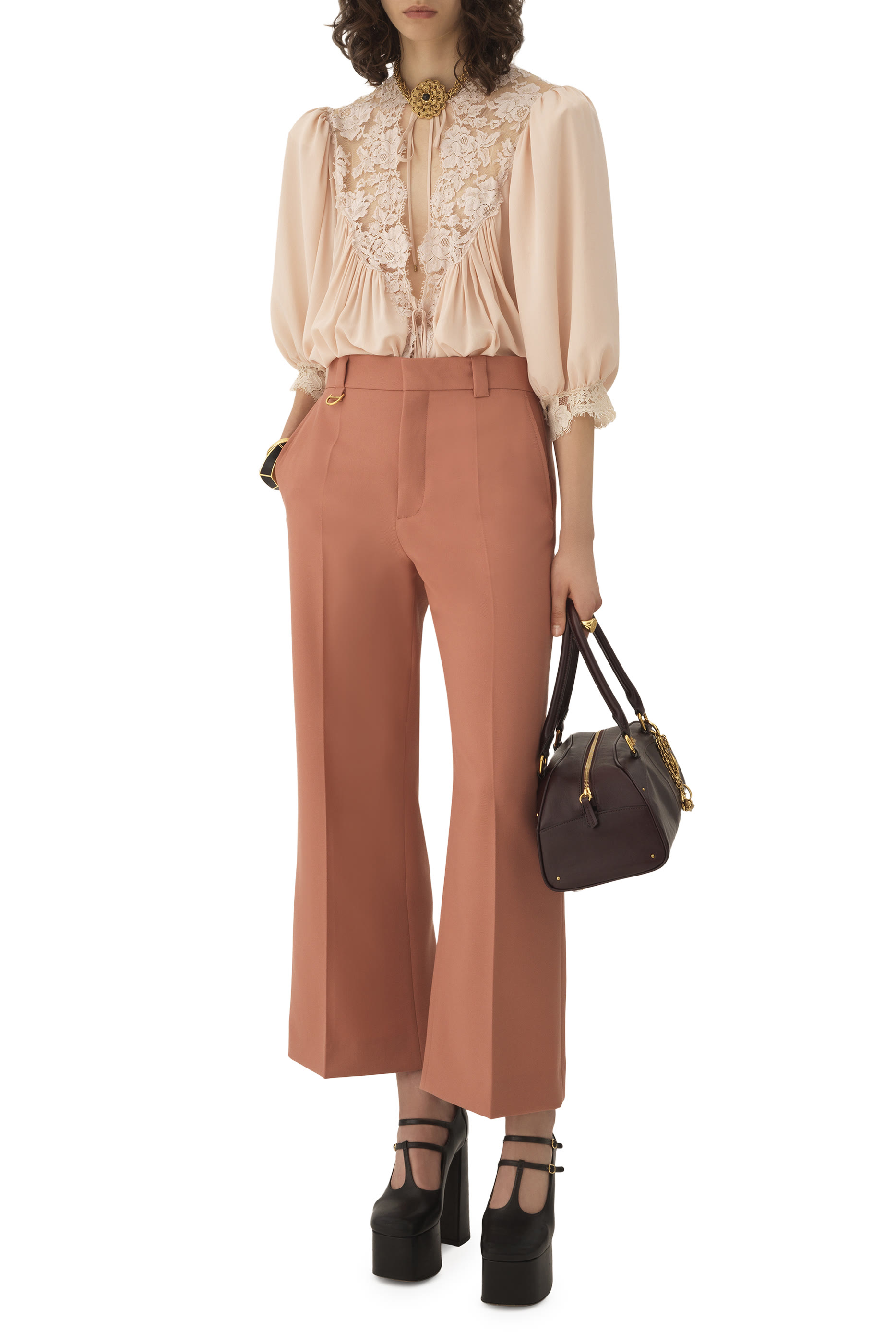 بنطال بقصة بوت واسعة