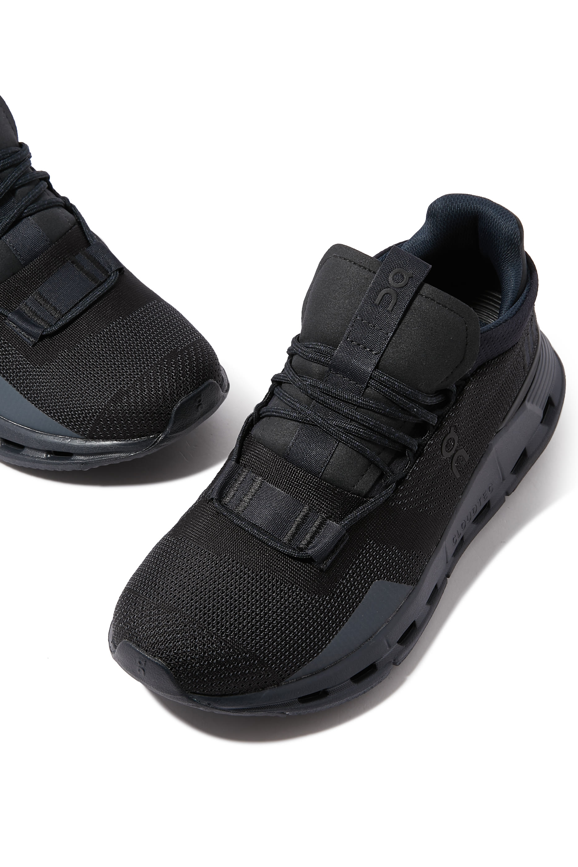 سنيكرز كلاودنوفا للنساء