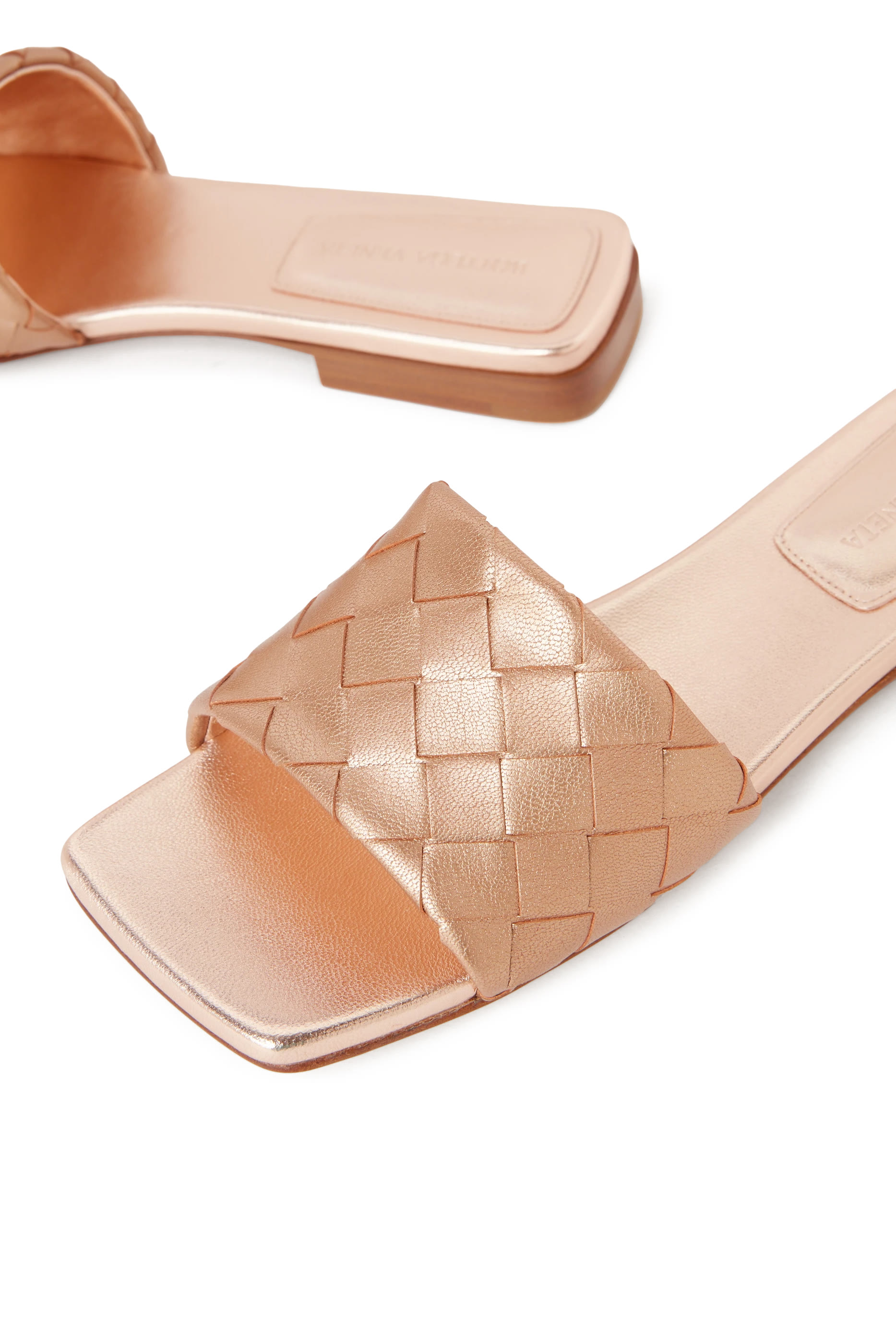 حذاء باركو مفتوح من الخلف بكعب مسطح 