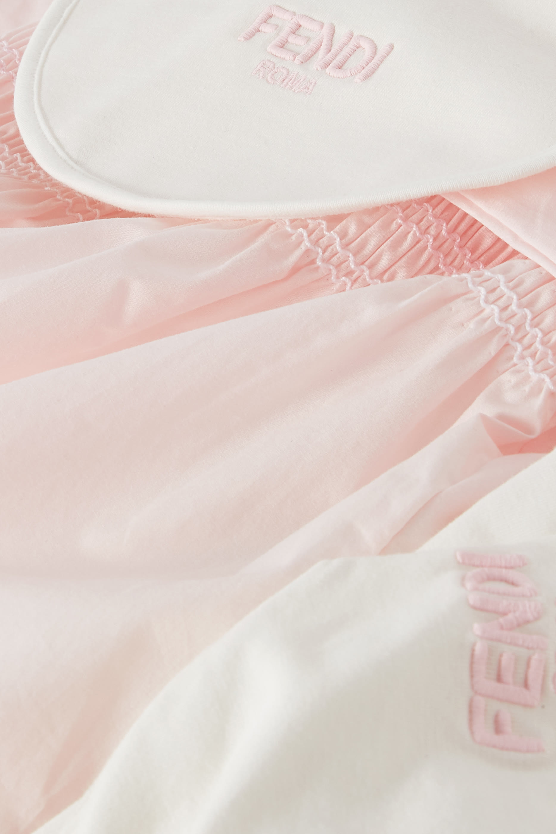 طقم بودي سوت بشعار الماركة، مريلة، وقبعة بيني للأطفال