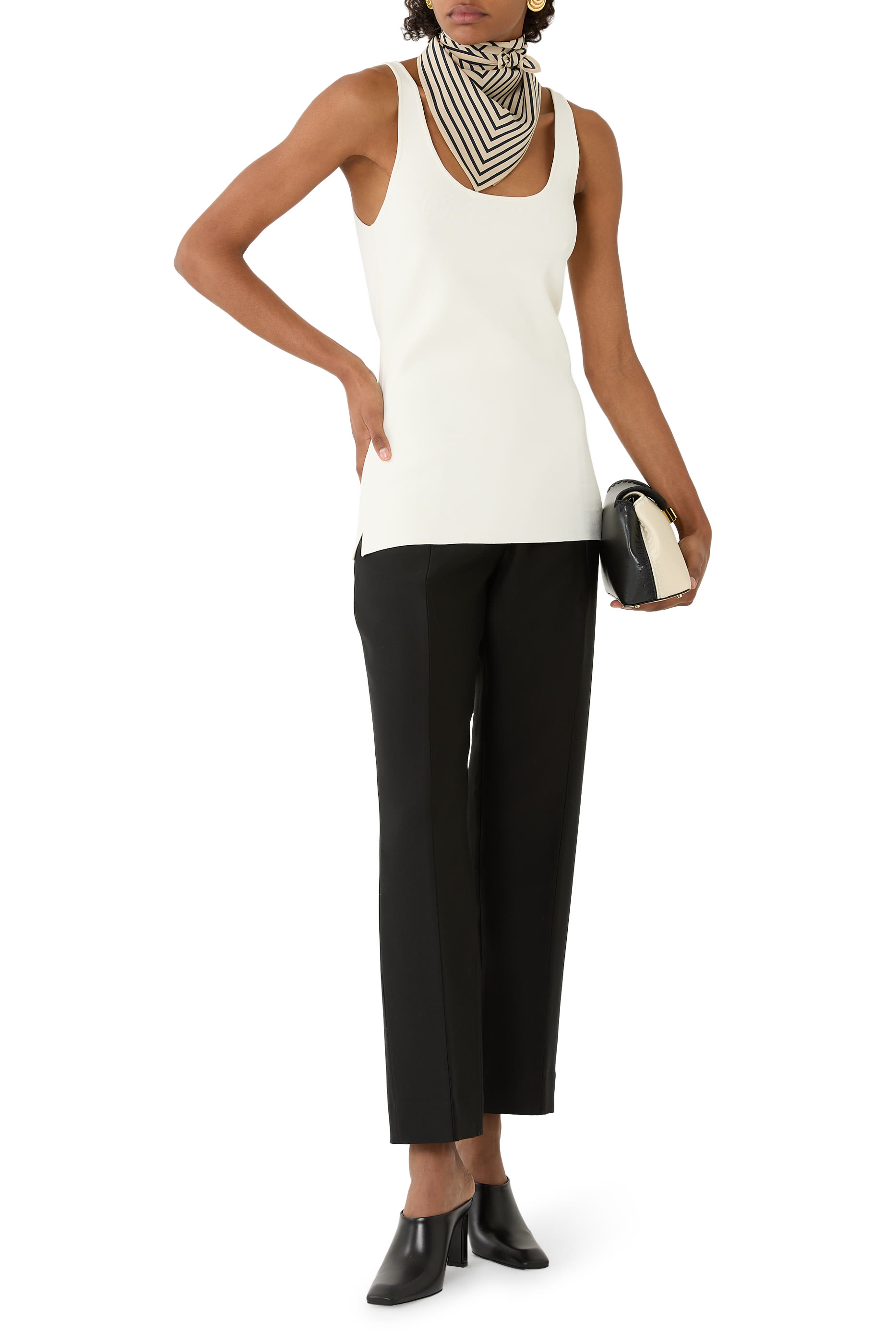 وشاح بنقشة حروف شعار الماركة حرير