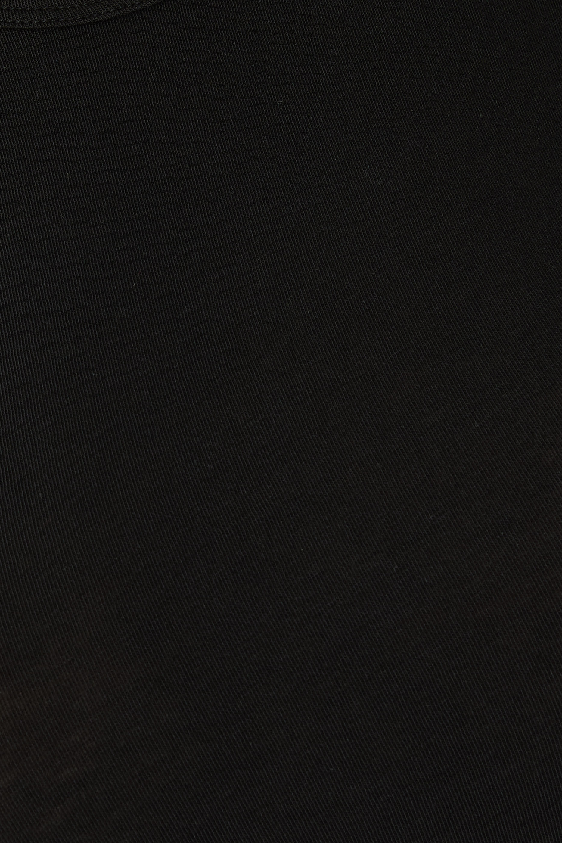 بلوزة بلا أكمام بقصة ضيقة