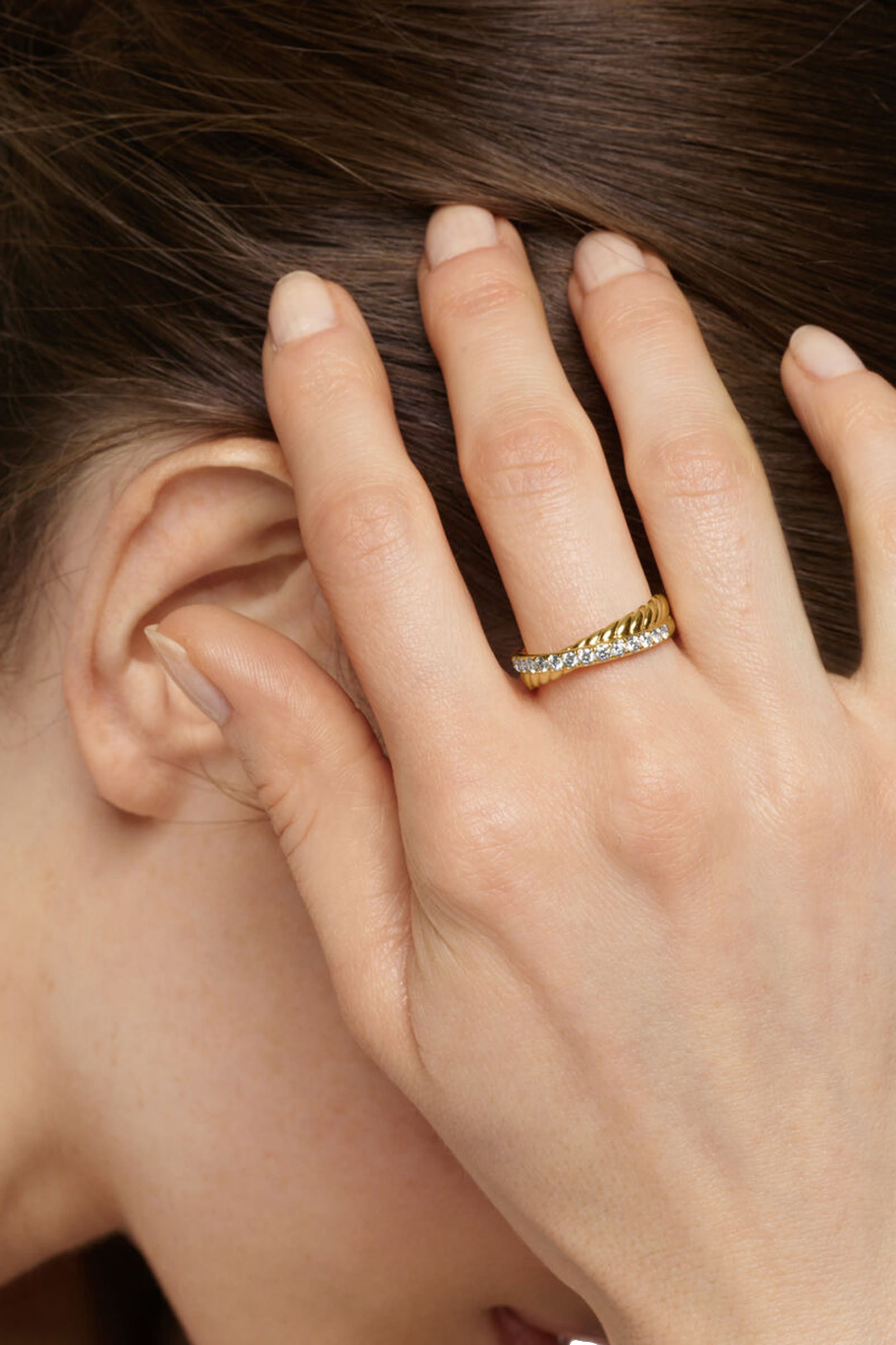 خاتم بحلقتين بتصميم متقاطع مرصع بماس، ذهب أصفر عيار 18