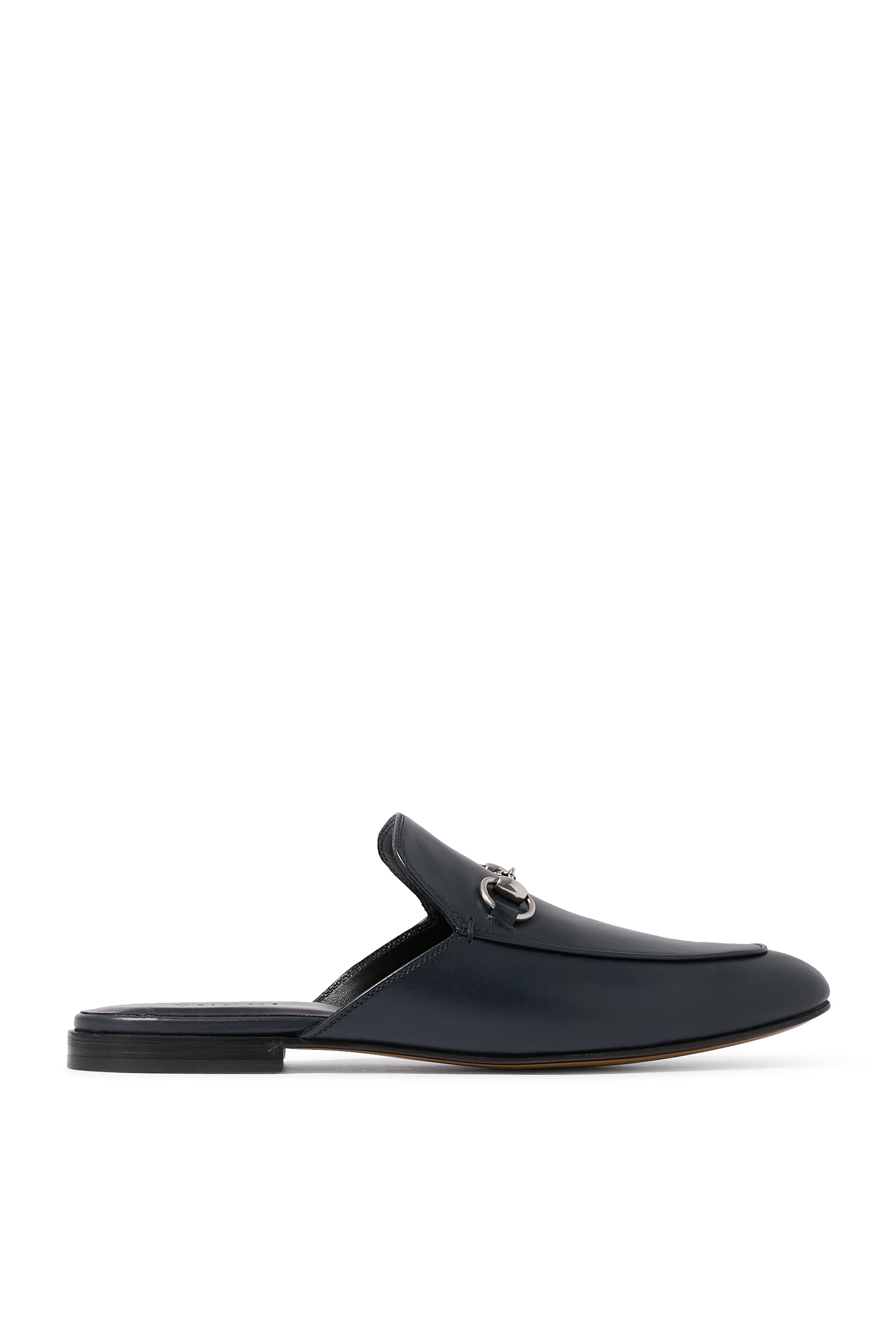 حذاء مفتوح من الخلف بحلية لجام الحصان