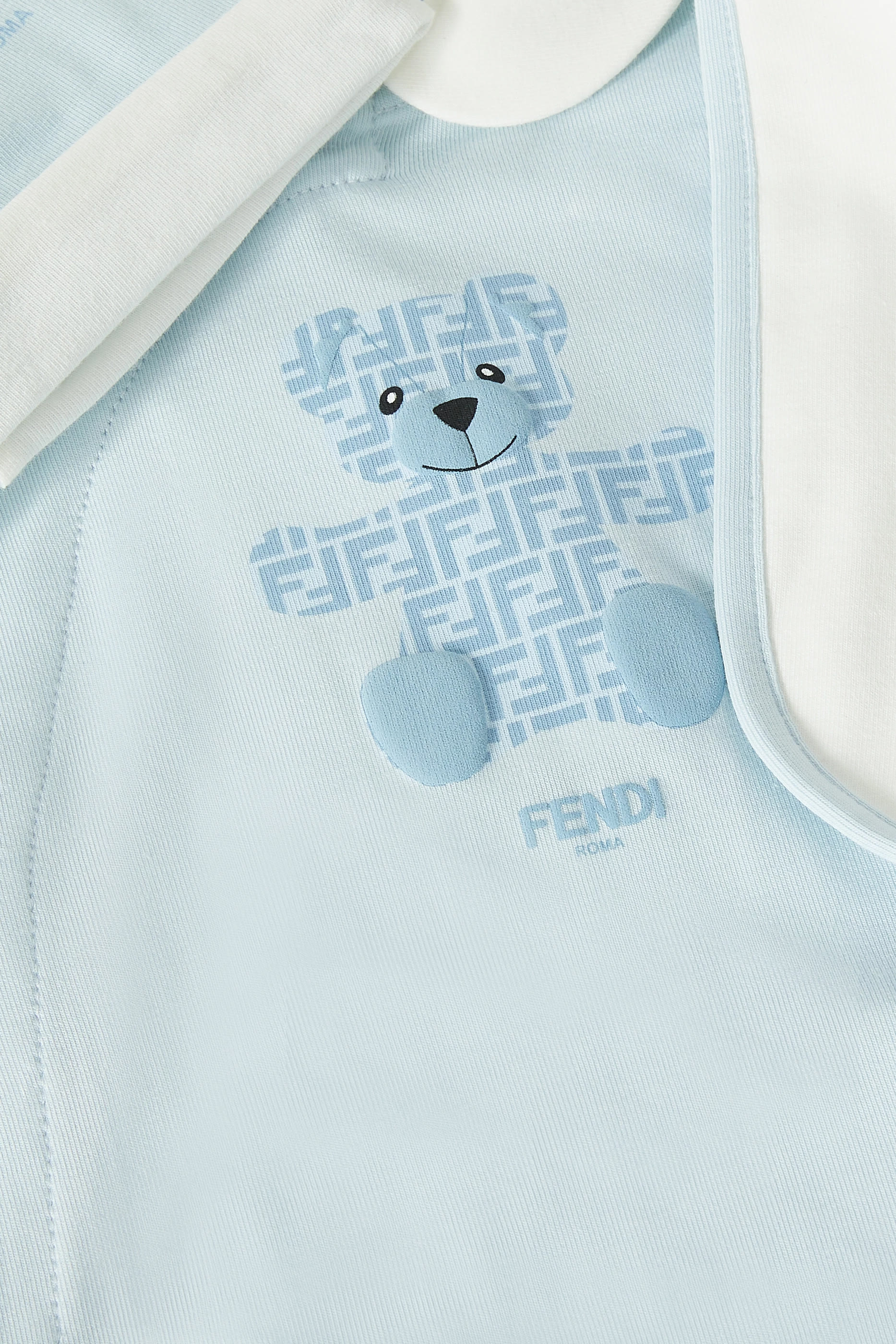 طقم مزين بشعار الماركة للأطفال