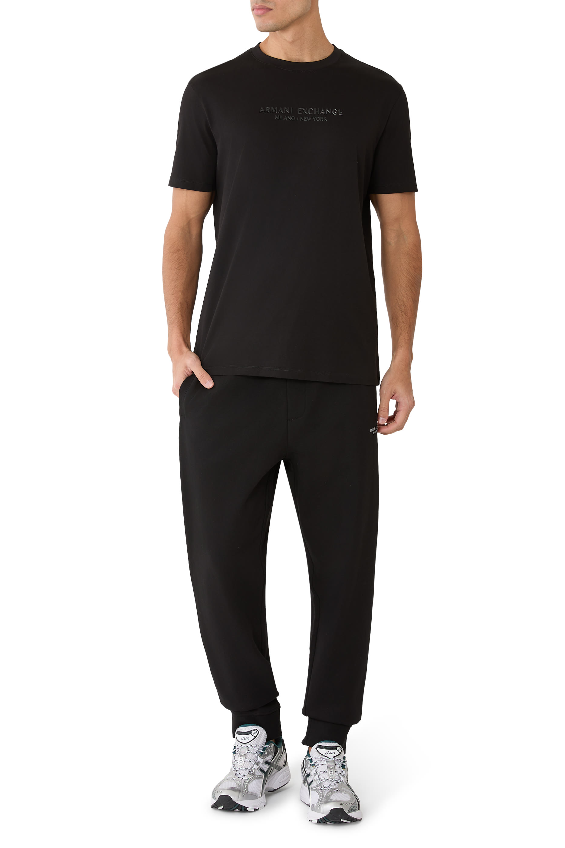 تيشيرت بشعار الماركة بقصة عادية