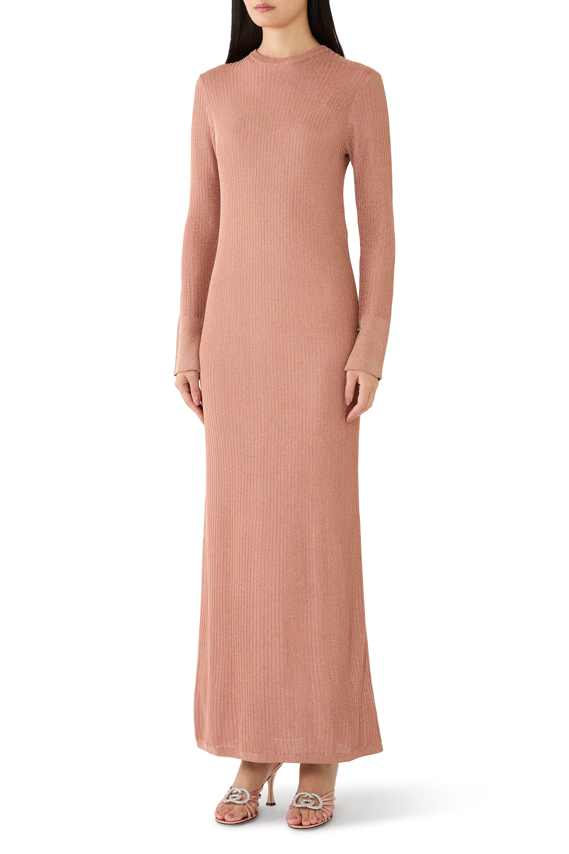 فستان بياقة ضيقة وأكمام طويلة