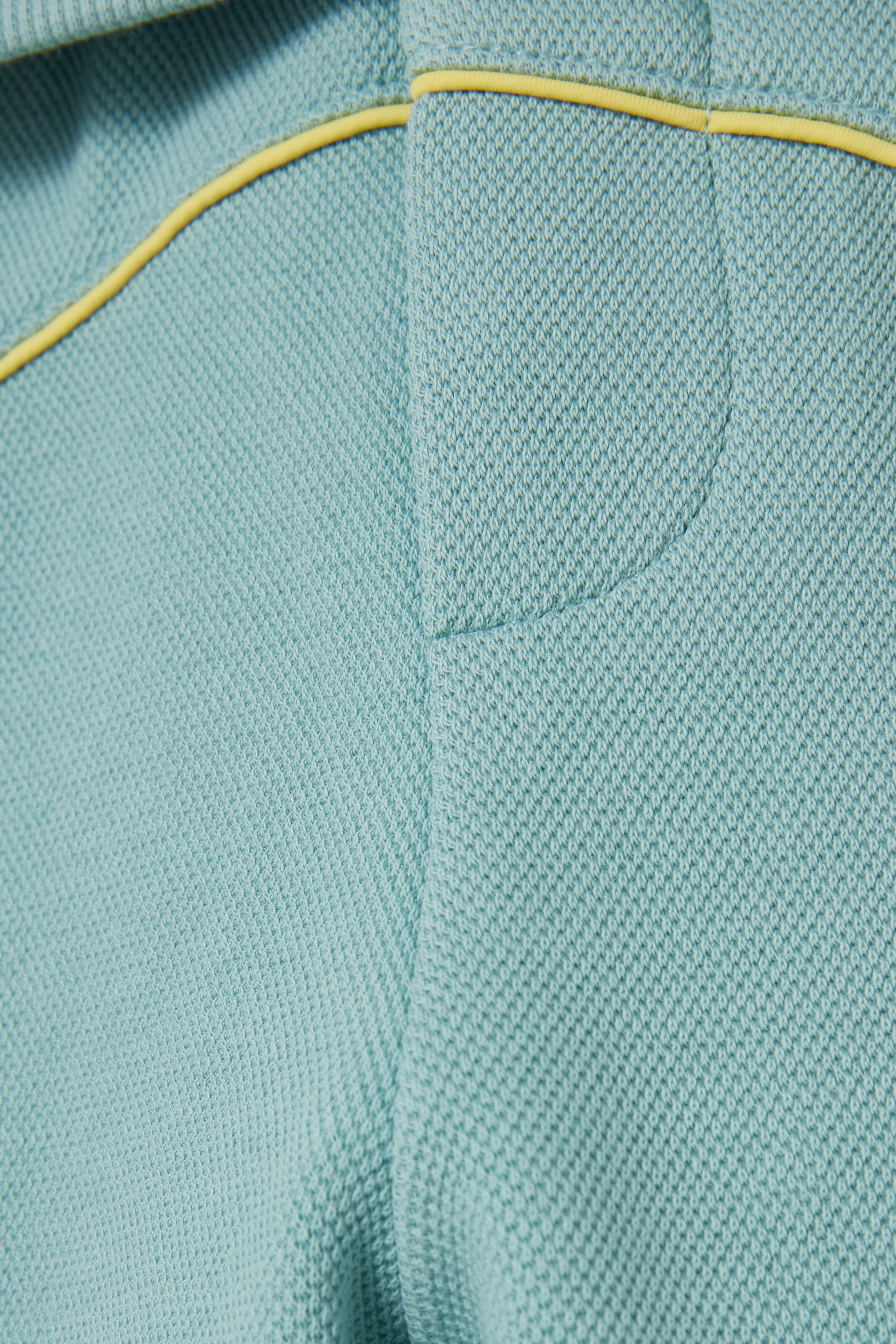 شورت بيرمودا بشعار الماركة مزين بتفاصيل بارزة جيرسيه مزدوج بيكيه للأطفال