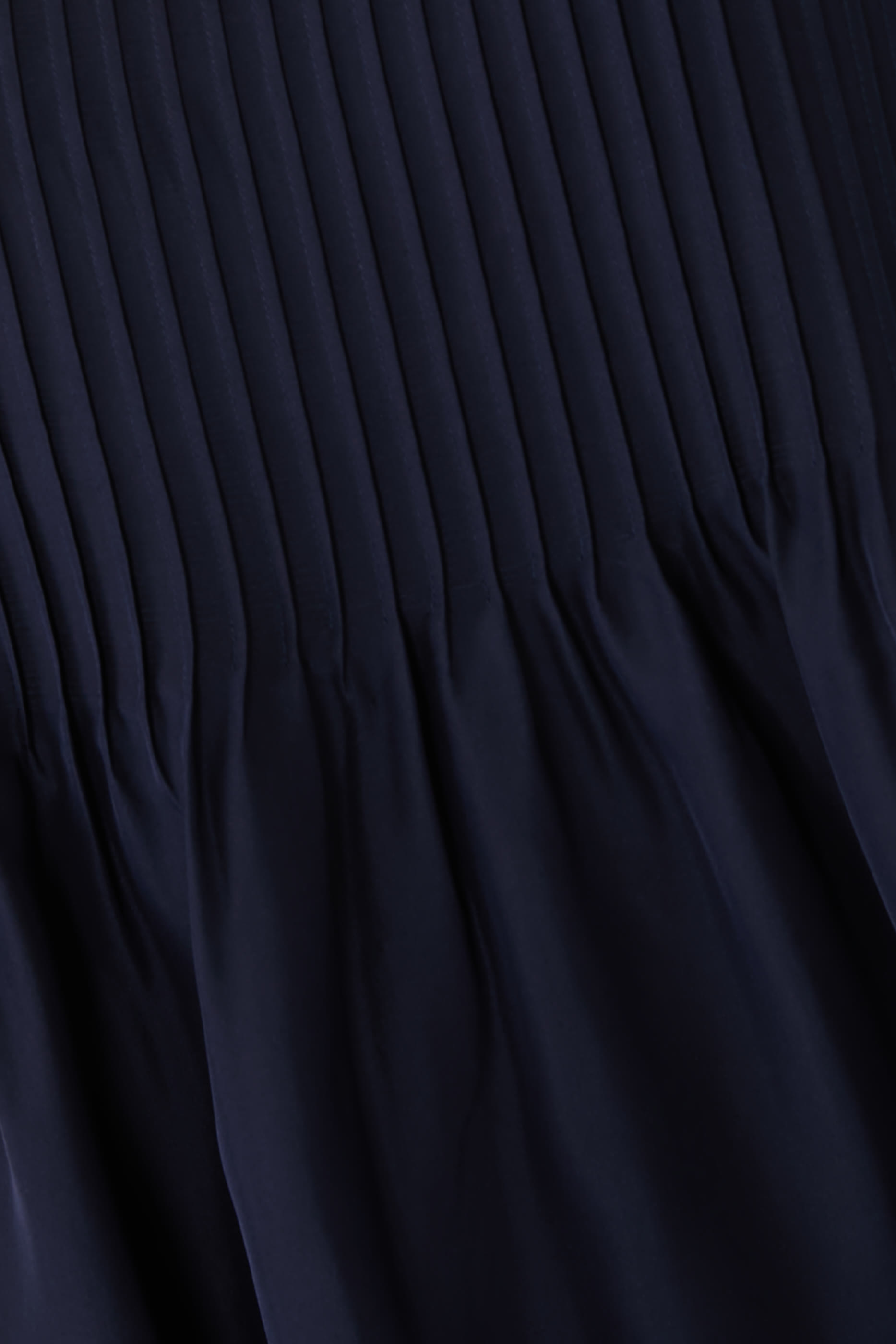 بلوزة بياقة باتو وطيات