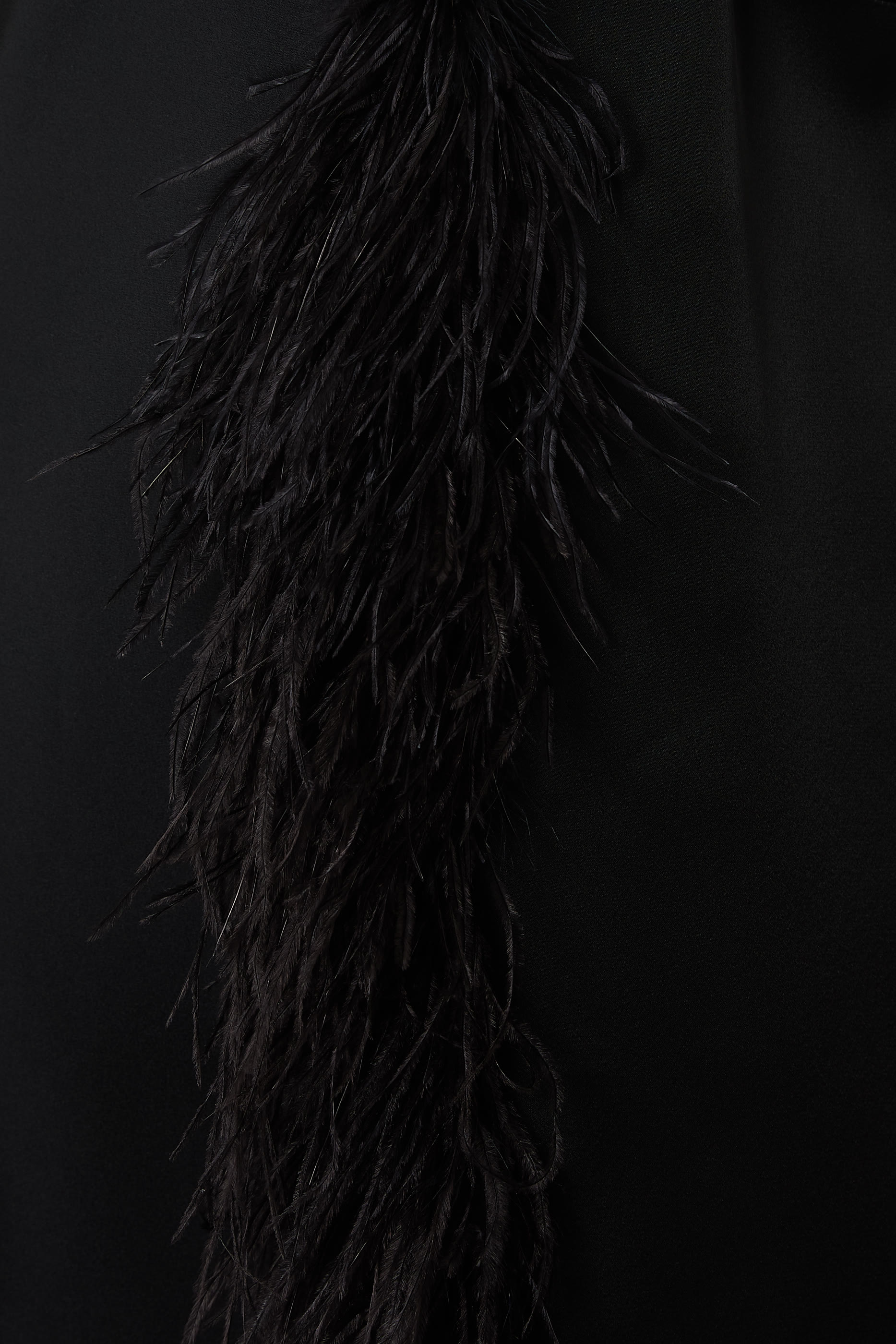 قفطان ستان بأكمام طويلة وحافة بالريش