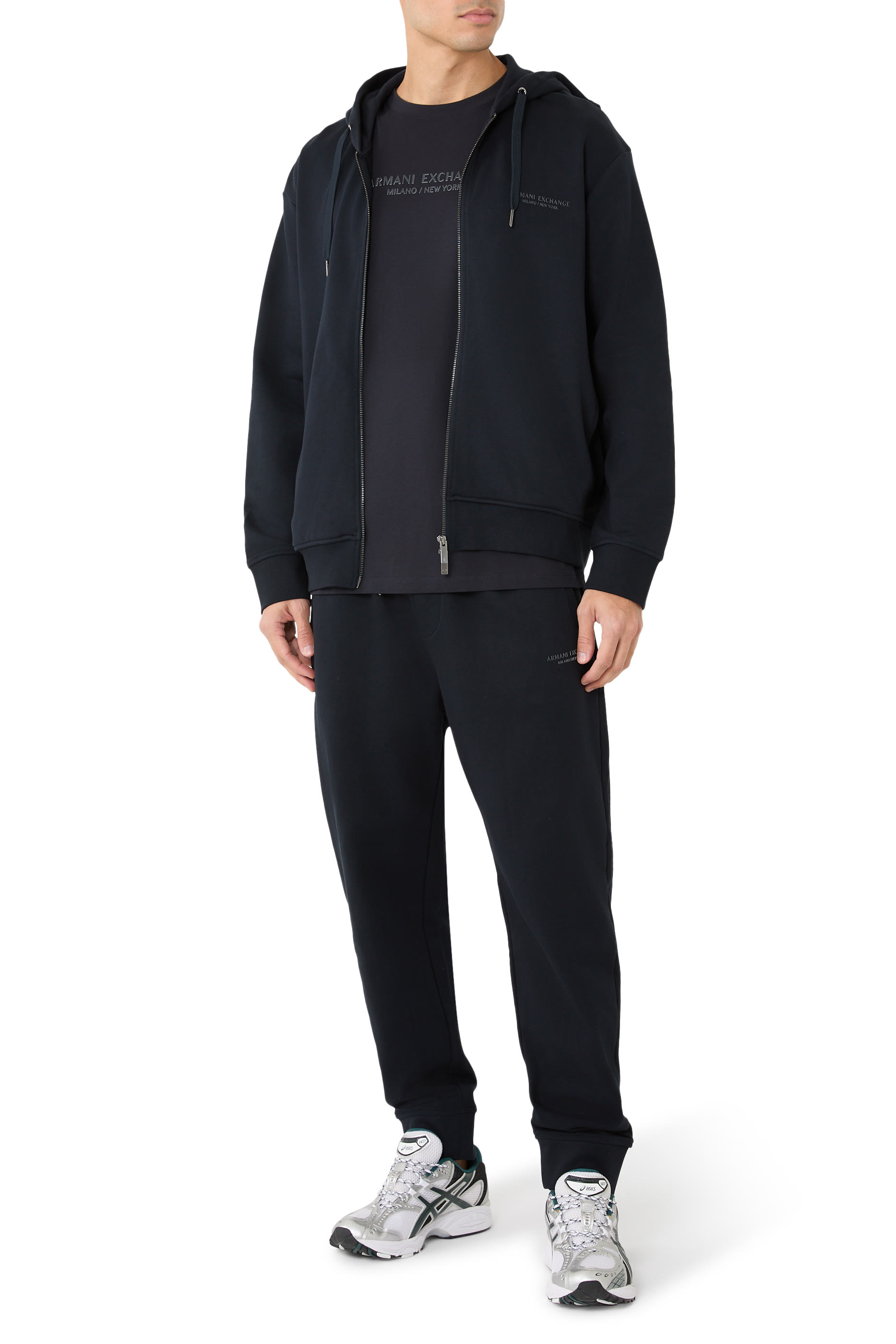 تيشيرت بشعار الماركة بقصة عادية