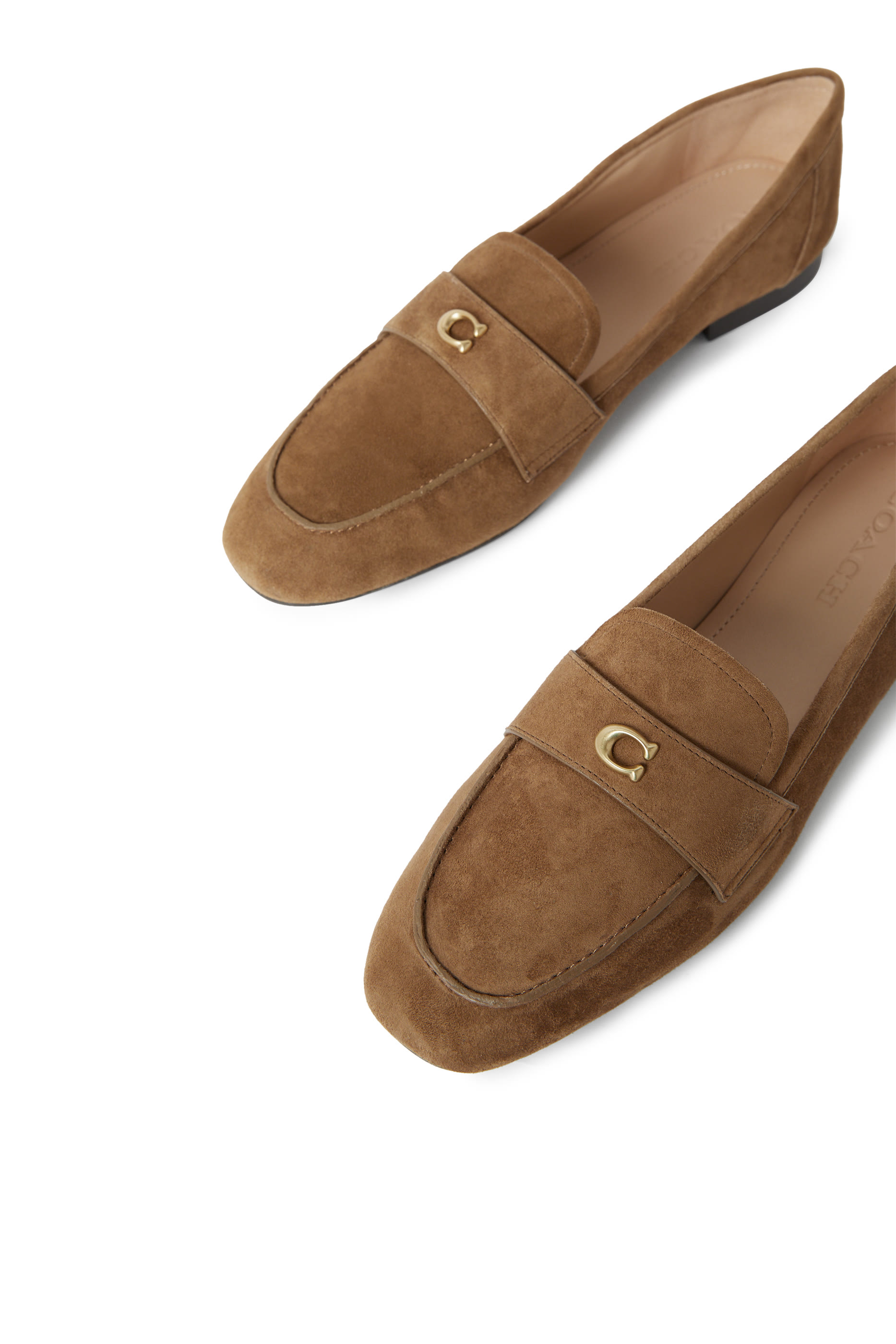 حذاء سهل الارتداء بحلية منحوتة بتصميم حرف شعار الماركة