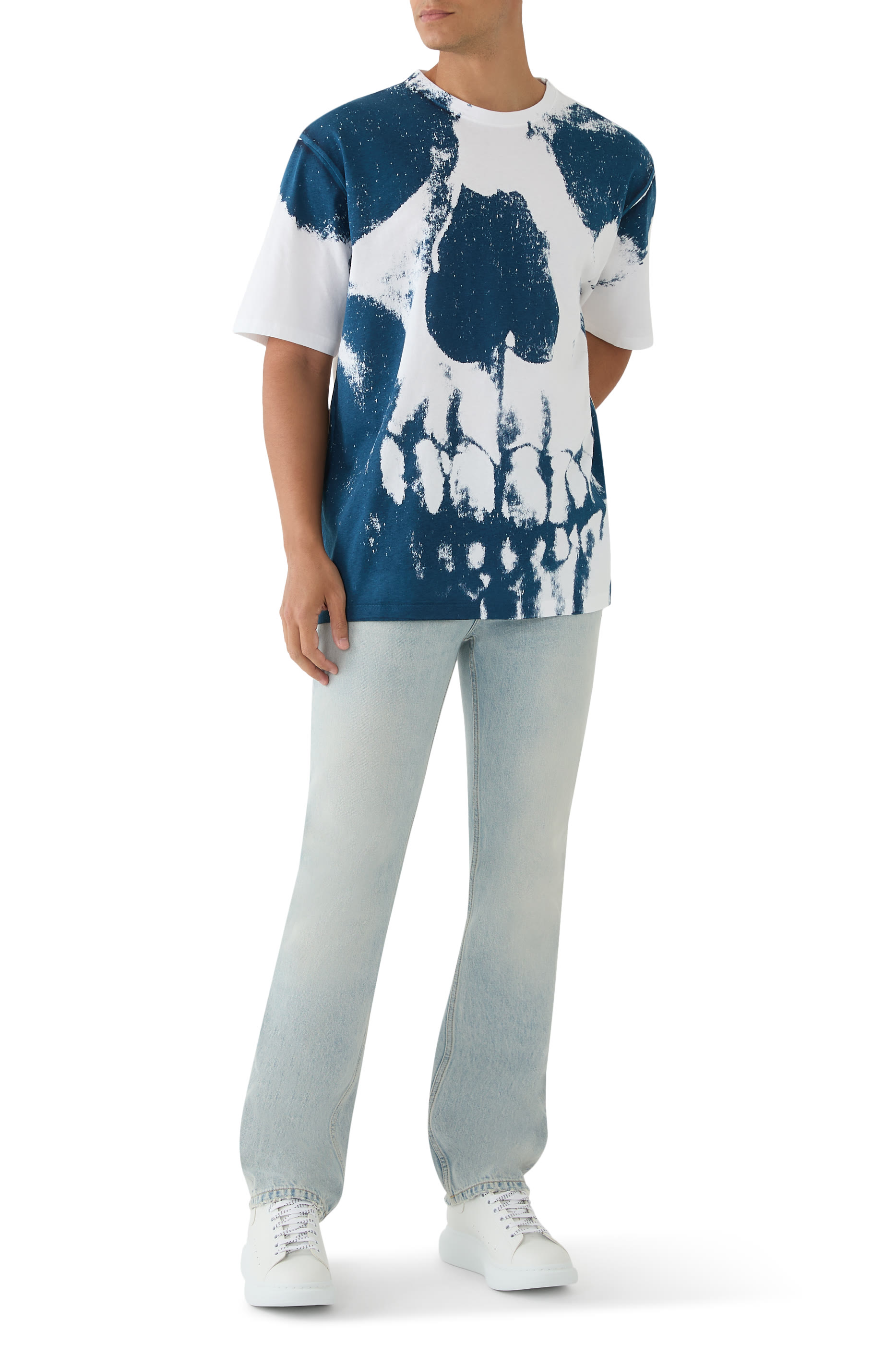 بنطال جينز بقصة ضيقة وخمسة جيوب