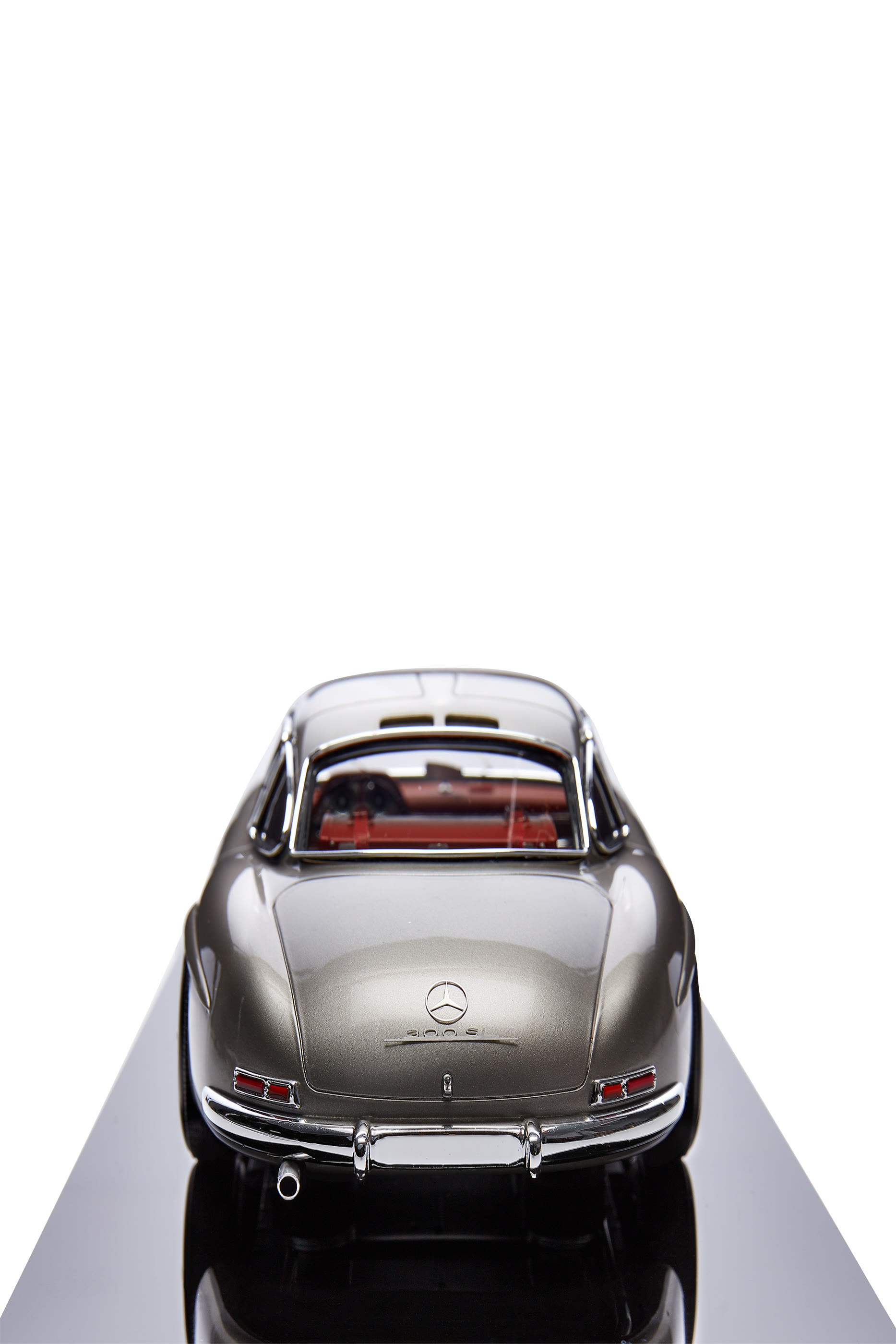 قطعة ديكور مكتب بتصميم سيارة مرسيدس 1995