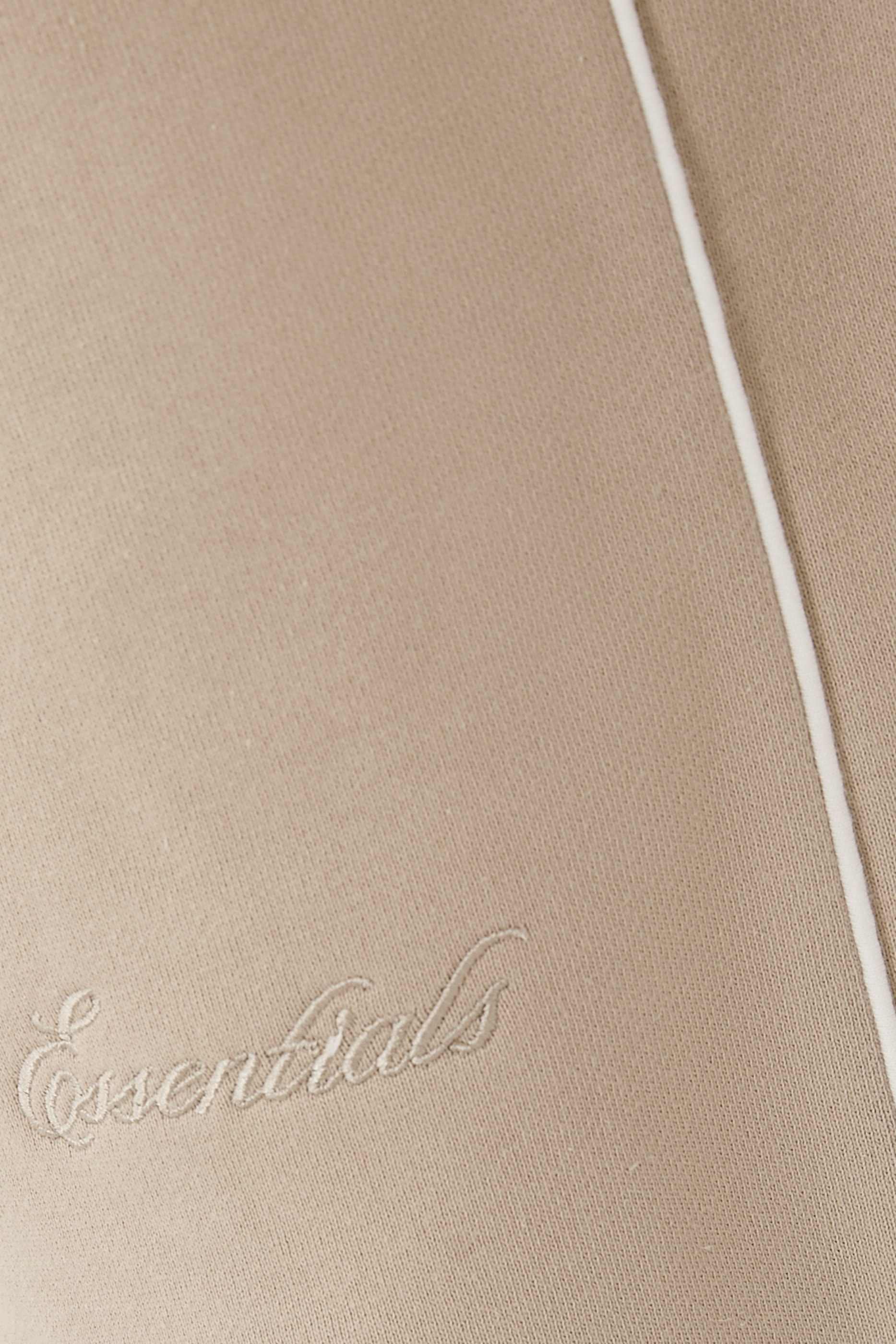 شورت رياضي بقصة مريحة وحواف ملفوفة بلون مغاير صوف