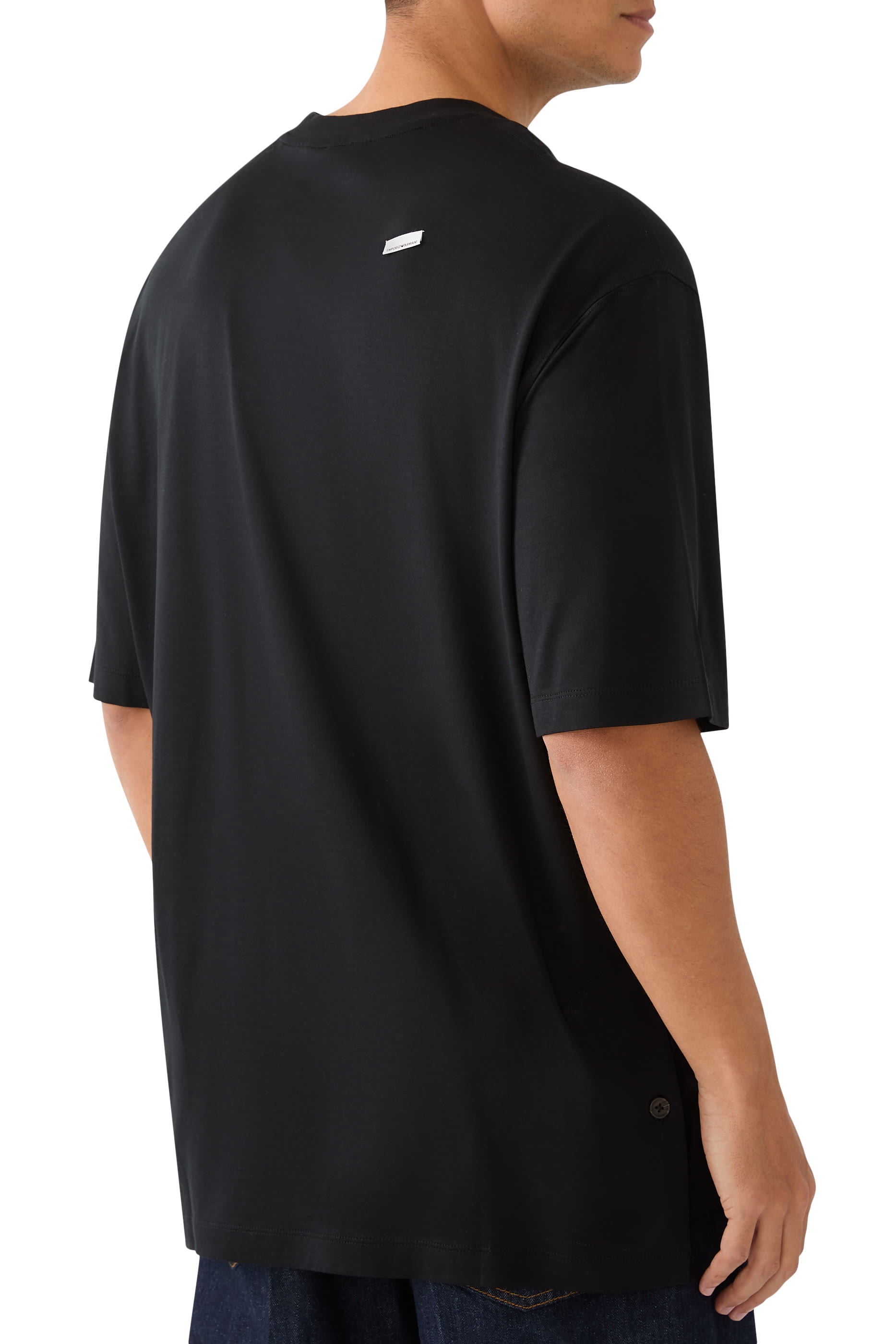 تيشيرت بقصة واسعة ورقعة شعار الماركة صغيرة