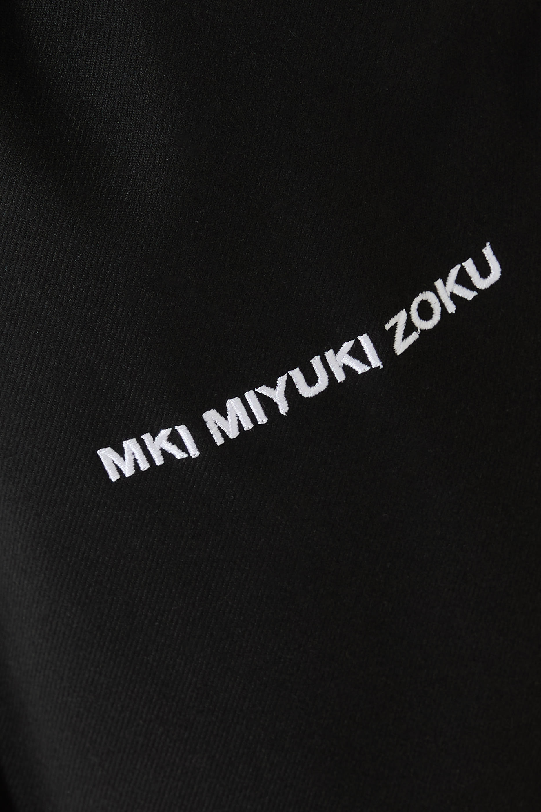 بنطال بدلة بقصة ساق واسعة وشعار الماركة