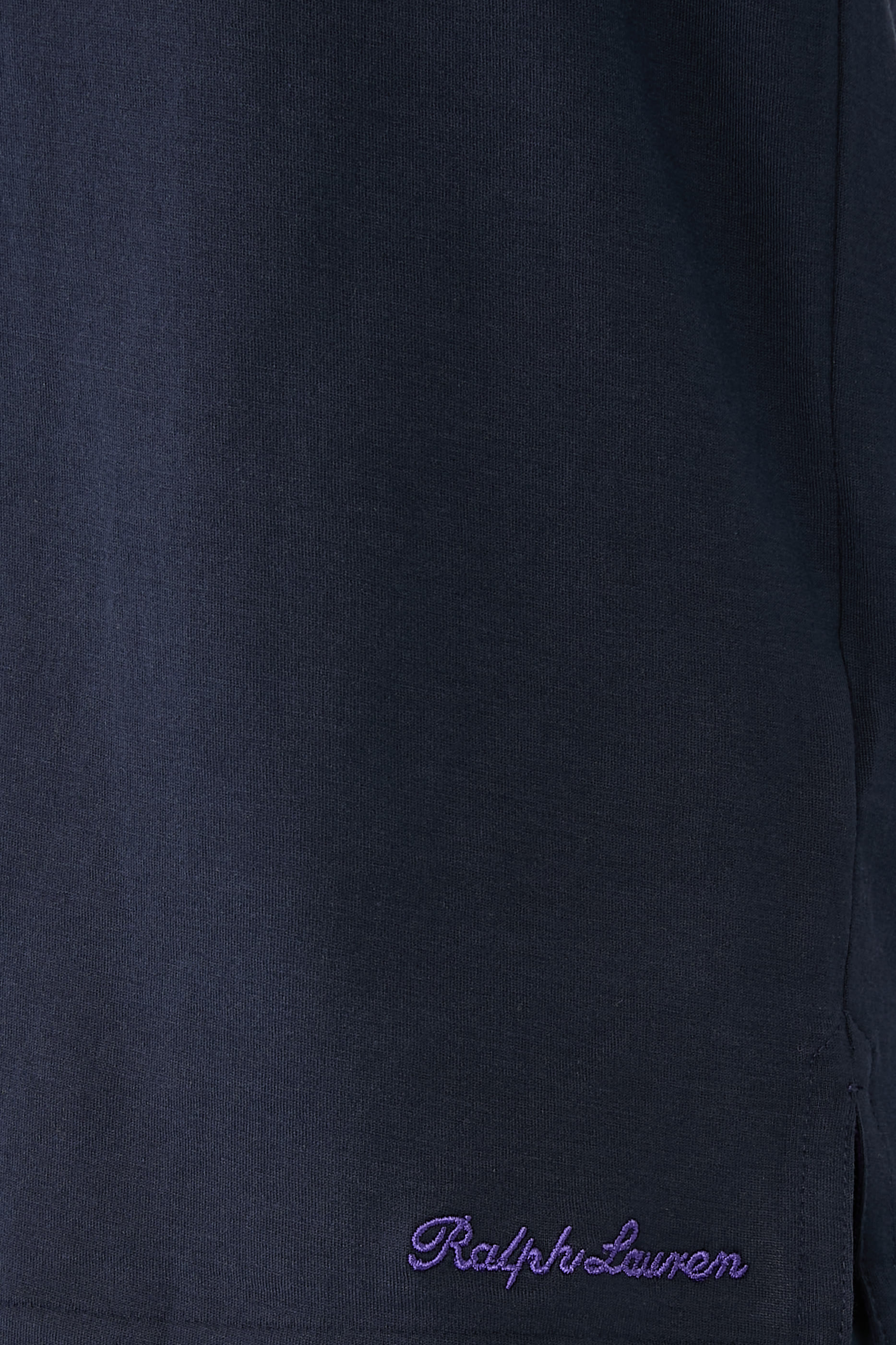 تيشيرت بياقة ضيقة