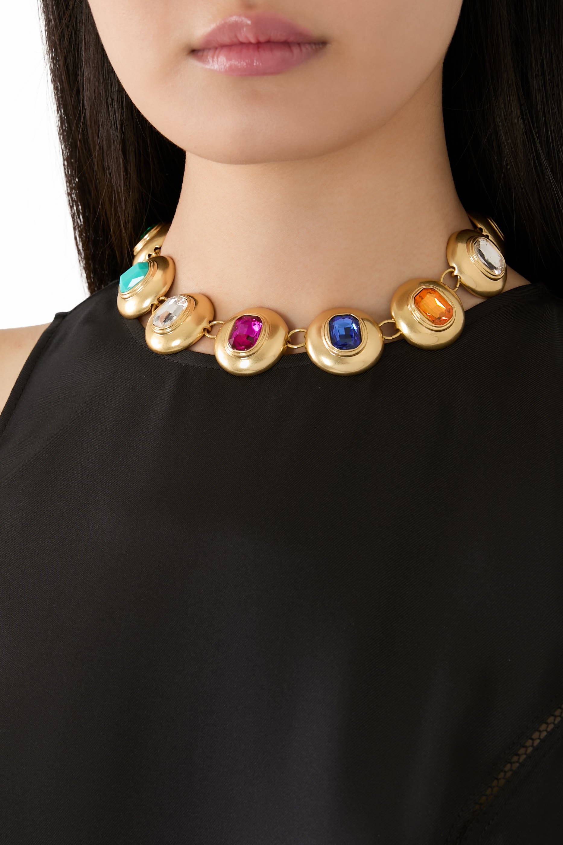 قلادة بحلي بتصميم مقبب مرصعة بأحجار على شكل زمردي