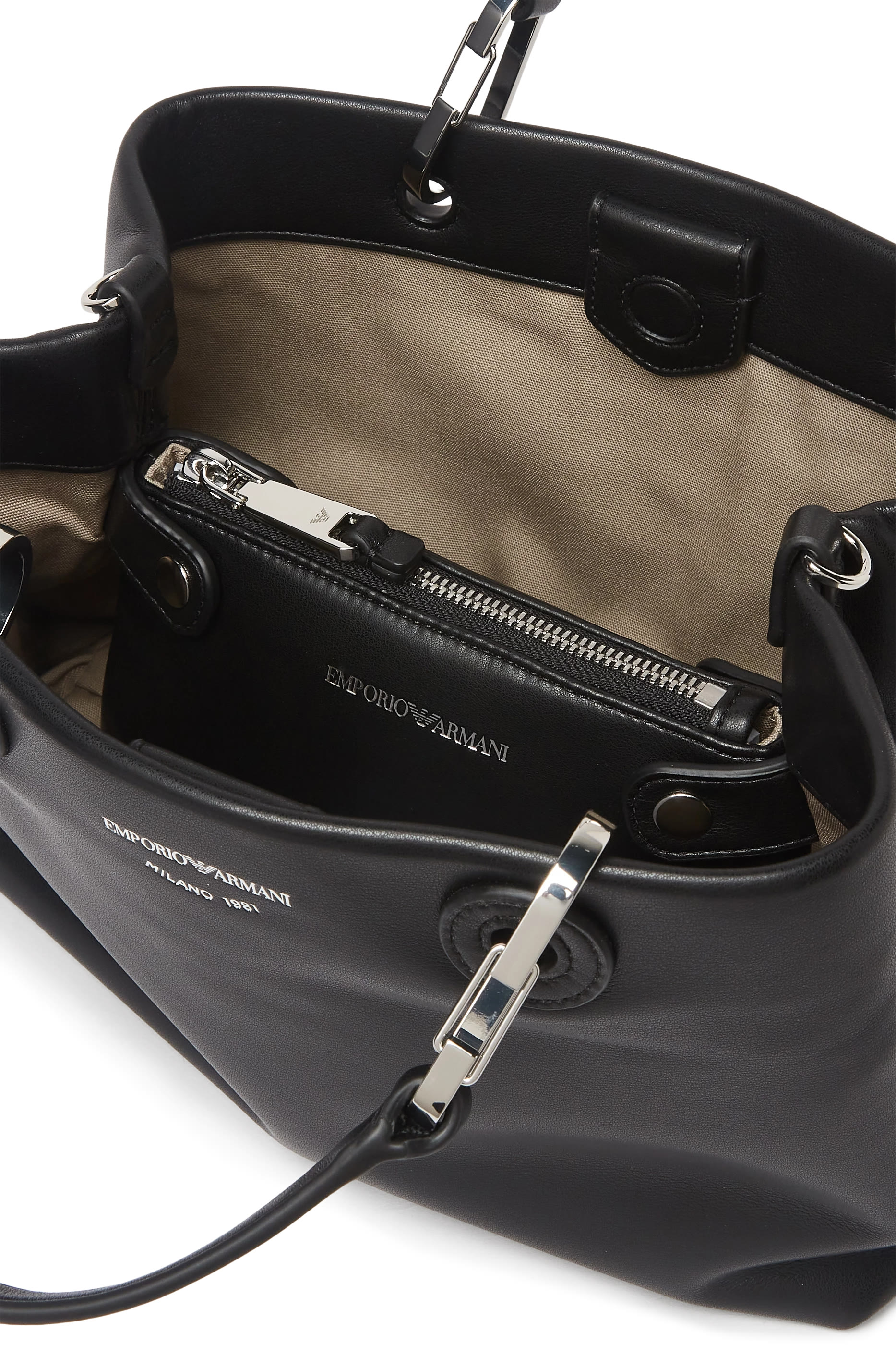 حقيبة يد بشعار الماركة