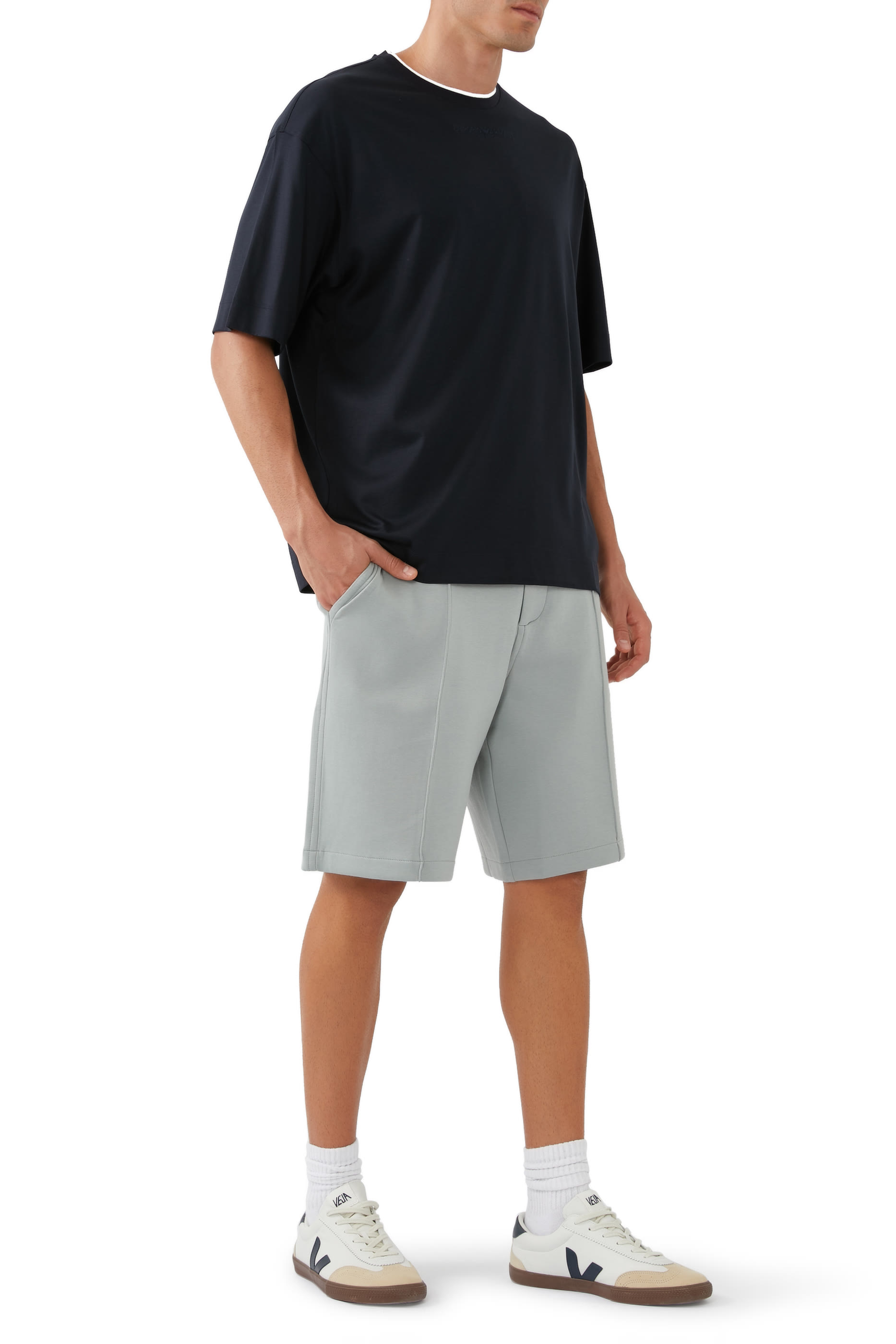 تيشيرت بياقة ضيقة بشعار الماركة